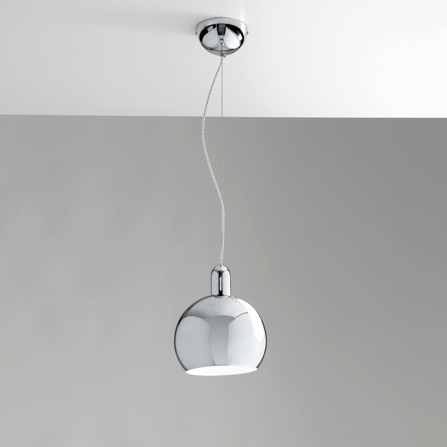 Sospensione NARCISO in metallo cromo specchiato con sfera orientabile 20 cm.