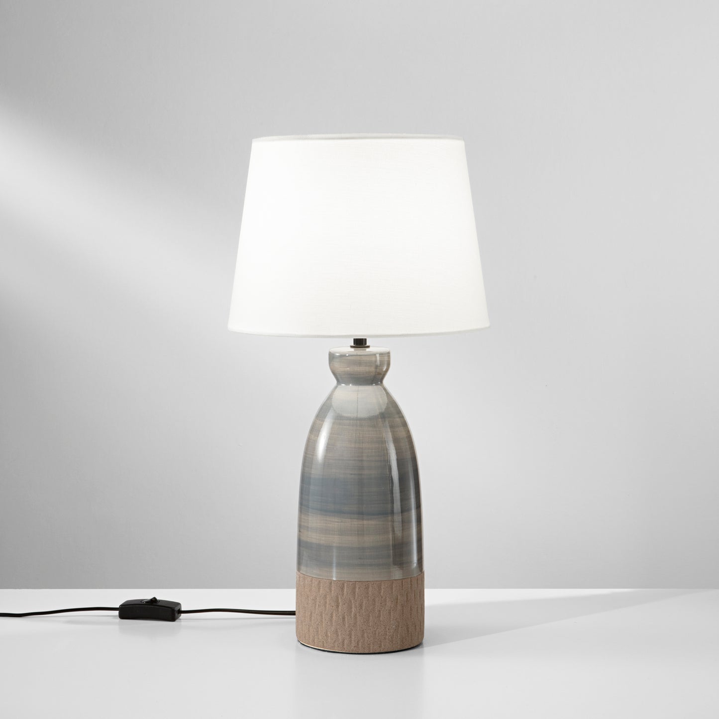 Lampada da tavolo NAVAJO in ceramica tortora con paralume in tessuto