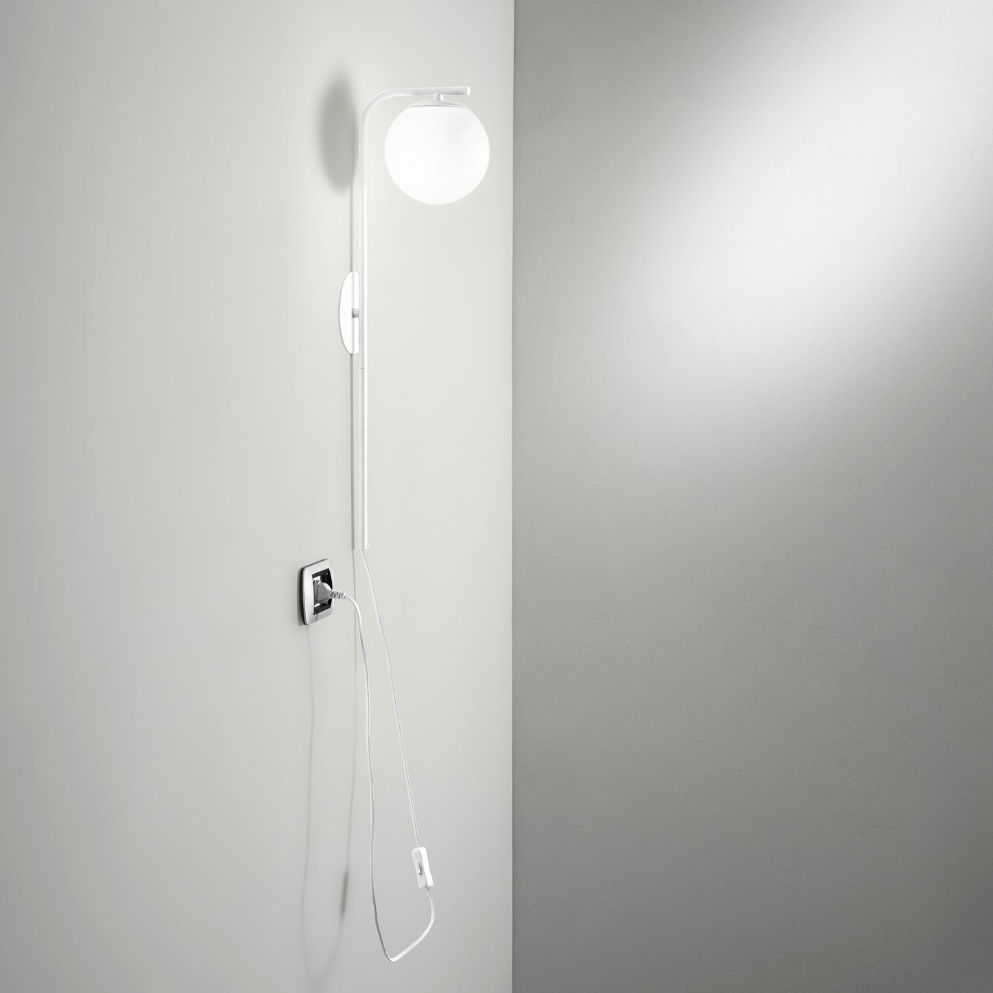 Applique ODISSEO in metallo bianco con diffusore in vetro