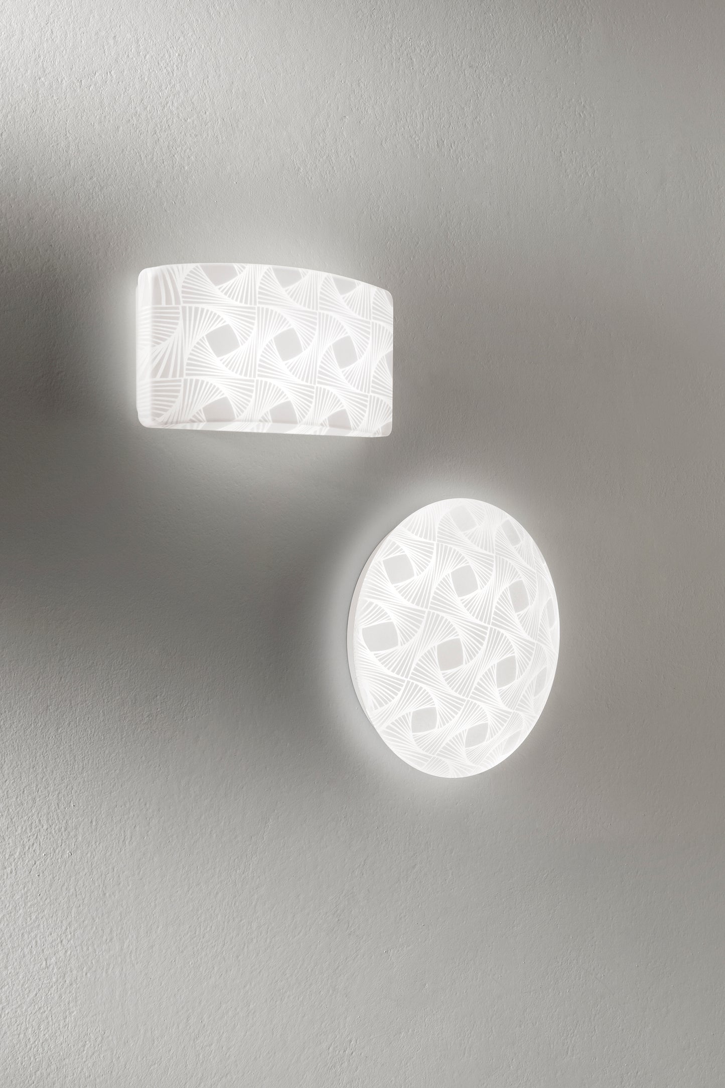 Applique LED PENELOPE in vetro bianco satinato, CCT, 30x15h cm.