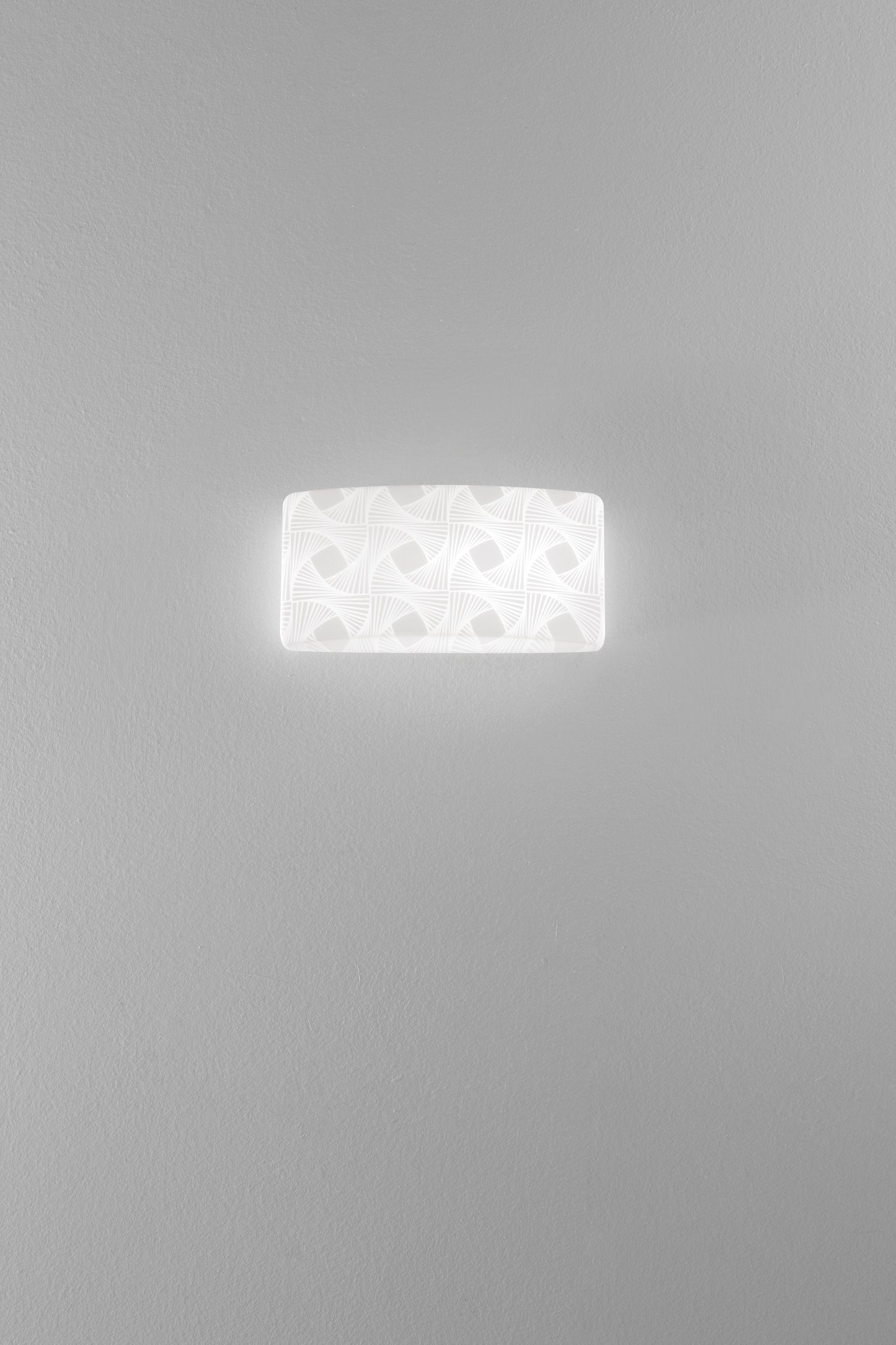 Applique LED PENELOPE in vetro bianco satinato, CCT, 30x15h cm.
