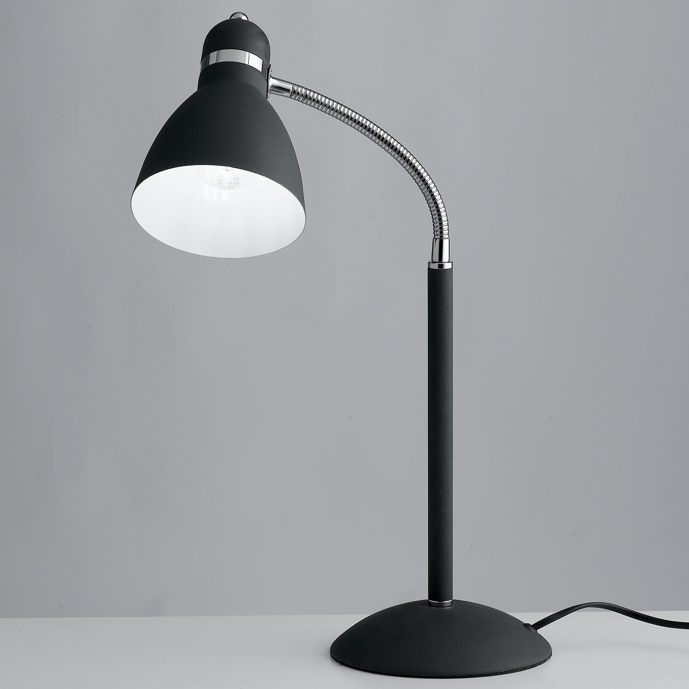 Lampada da tavolo PEOPLE in metallo nero con diffusore orientabile