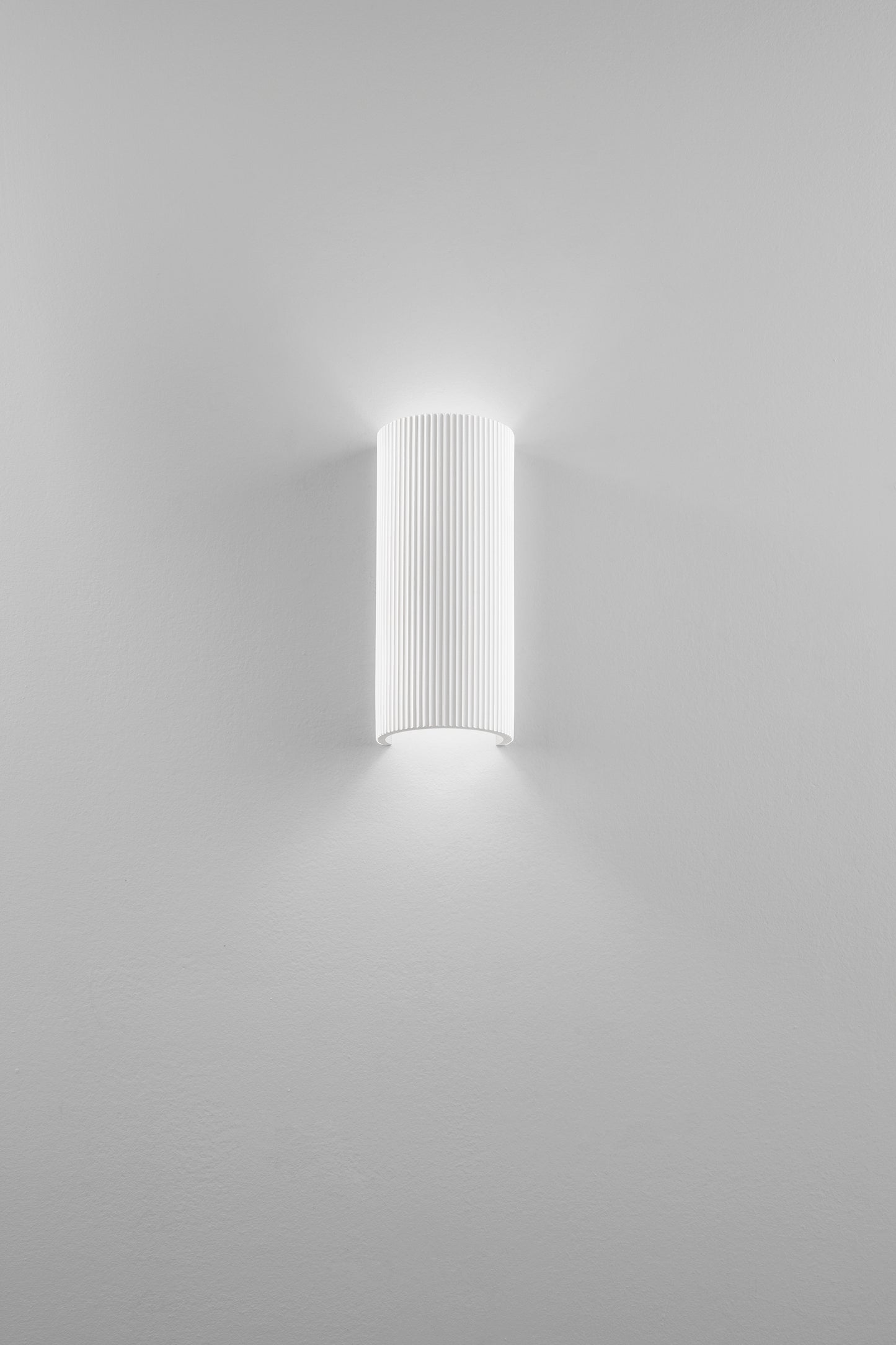 Applique Pillar in gesso verniciabile con luce biemissione