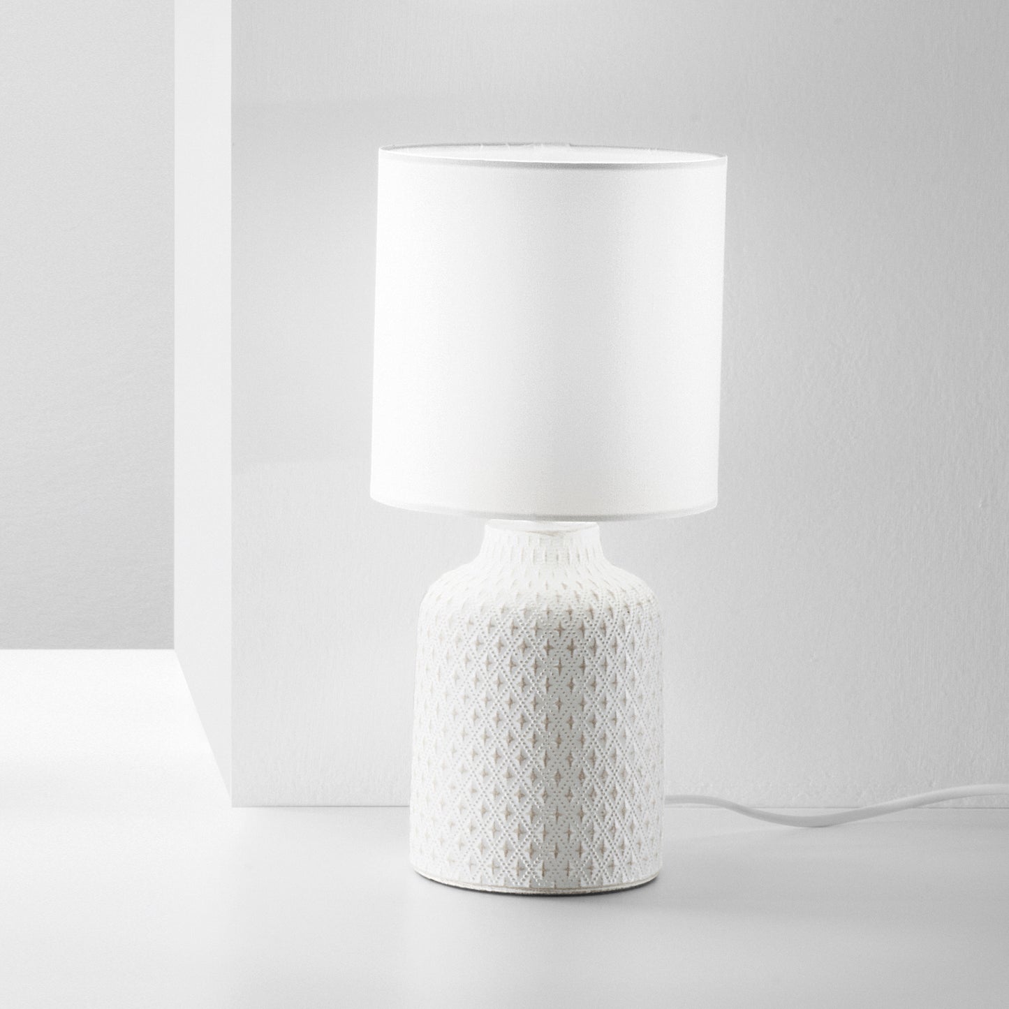 Lampada da tavolo RAVELLO in ceramica bianca con paralume in tessuto