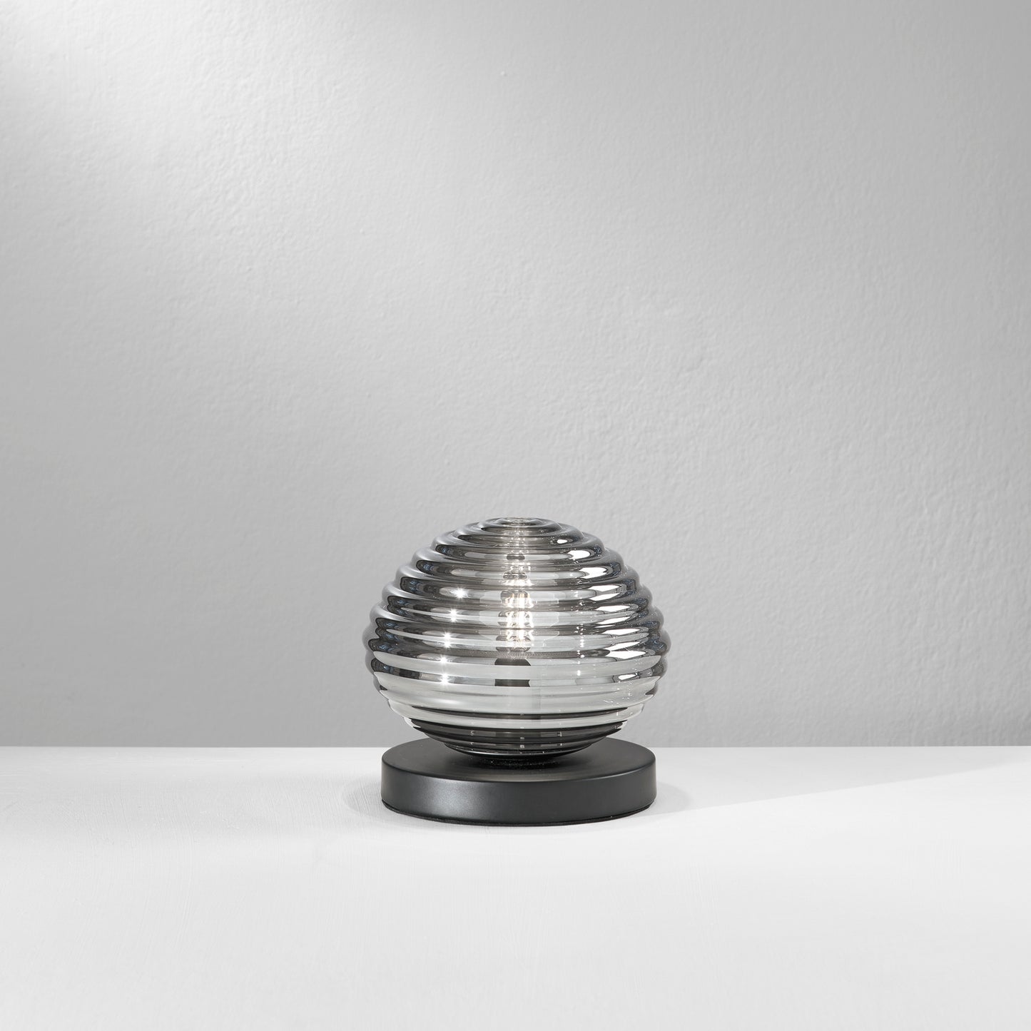 Lumetto RIPPLE in metallo nero con diffusore in vetro fumè Ø 18 cm.