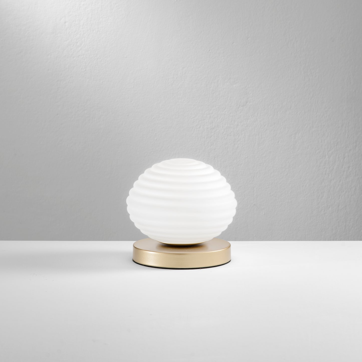 Lumetto RIPPLE in metallo oro con diffusore in vetro bianco Ø 18 cm.