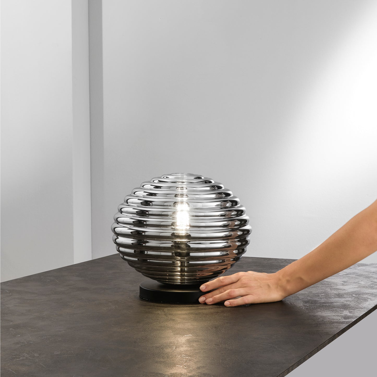 Lumetto RIPPLE in metallo nero con diffusore in vetro fumè Ø 32 cm.