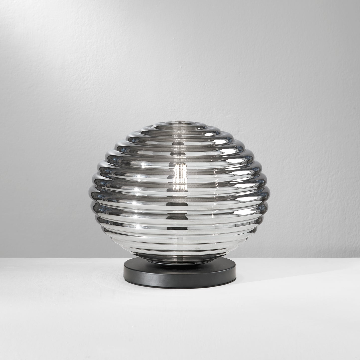 Lumetto RIPPLE in metallo nero con diffusore in vetro fumè Ø 32 cm.