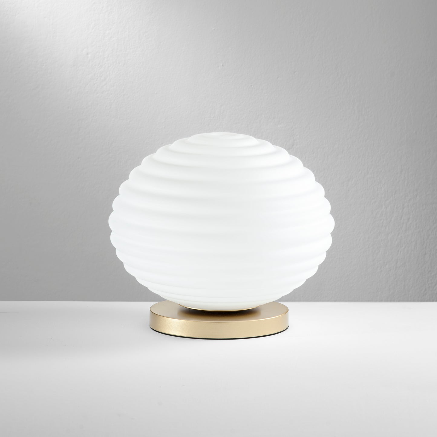 Lumetto RIPPLE in metallo oro con diffusore in vetro bianco Ø 32 cm.