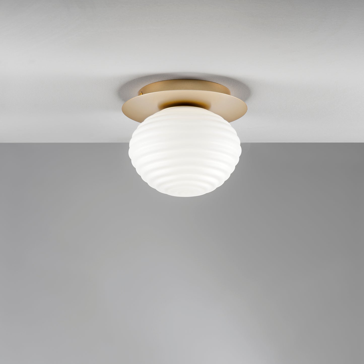 Plafoniera RIPPLE in metallo oro con diffusore in vetro bianco Ø 20cm.