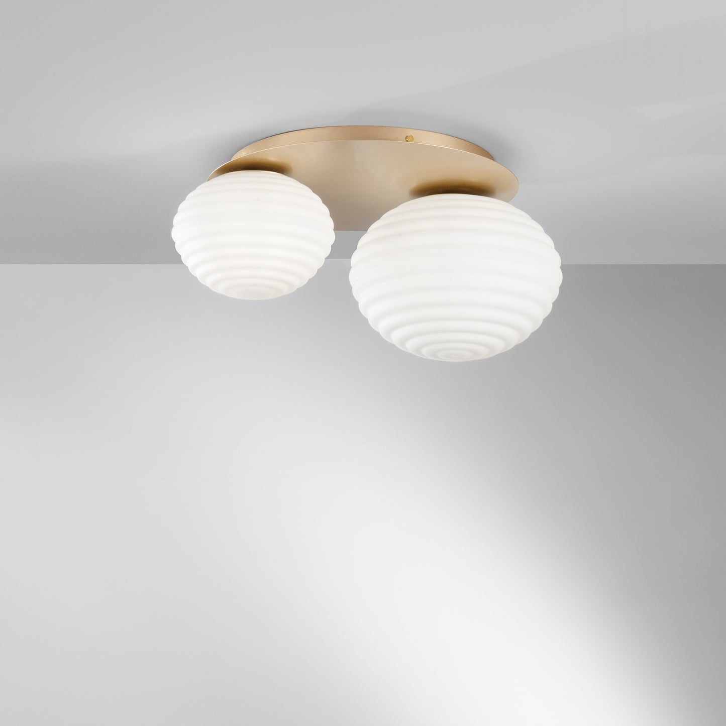 Plafoniera RIPPLE in metallo oro con 2 diffusori in vetro bianco