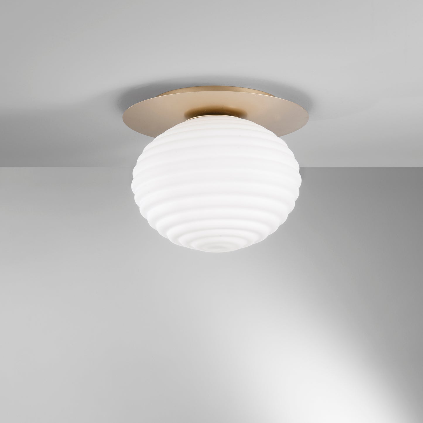 Plafoniera RIPPLE in metallo oro con diffusore in vetro Ø 35 cm.
