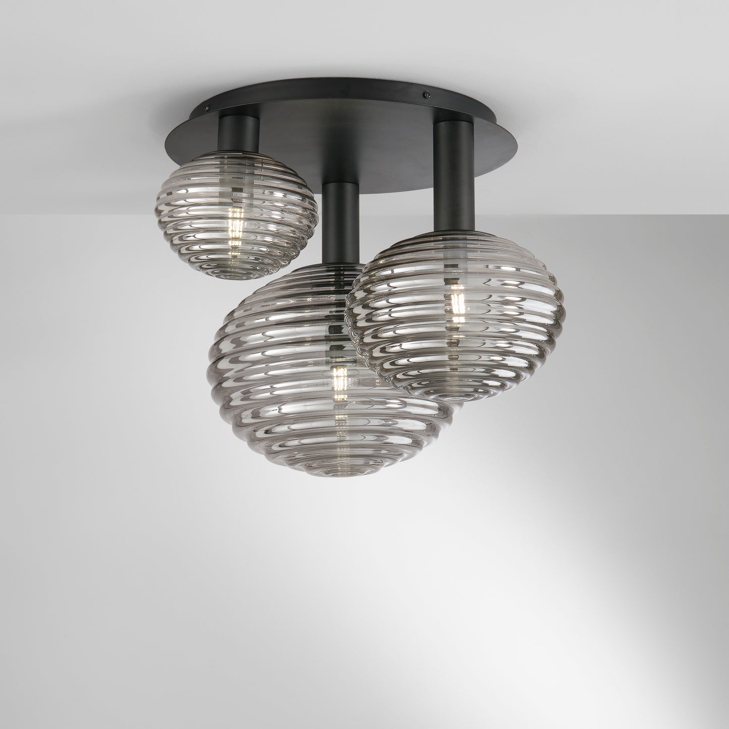 Plafoniera RIPPLE in metallo nero con 3 diffusori in vetro