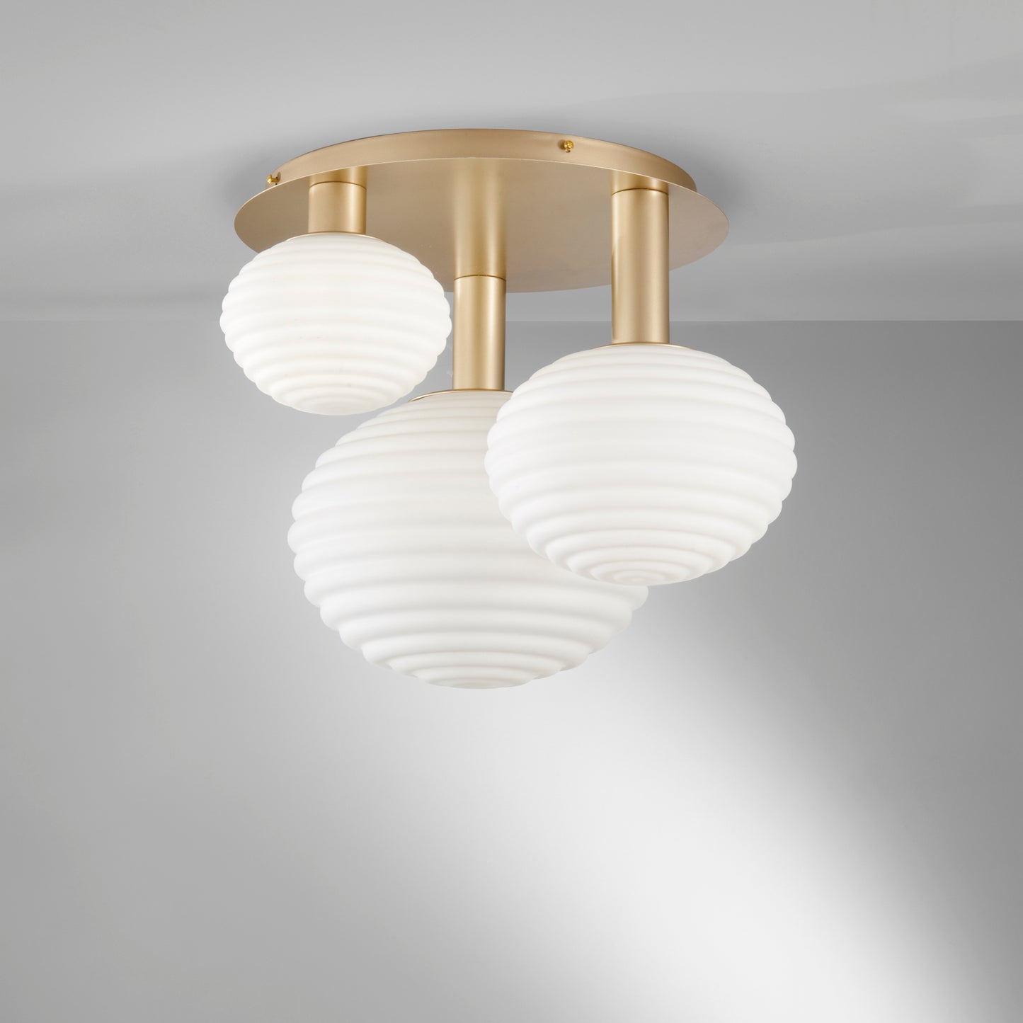 Plafoniera RIPPLE in metallo oro con 3 diffusori in vetro