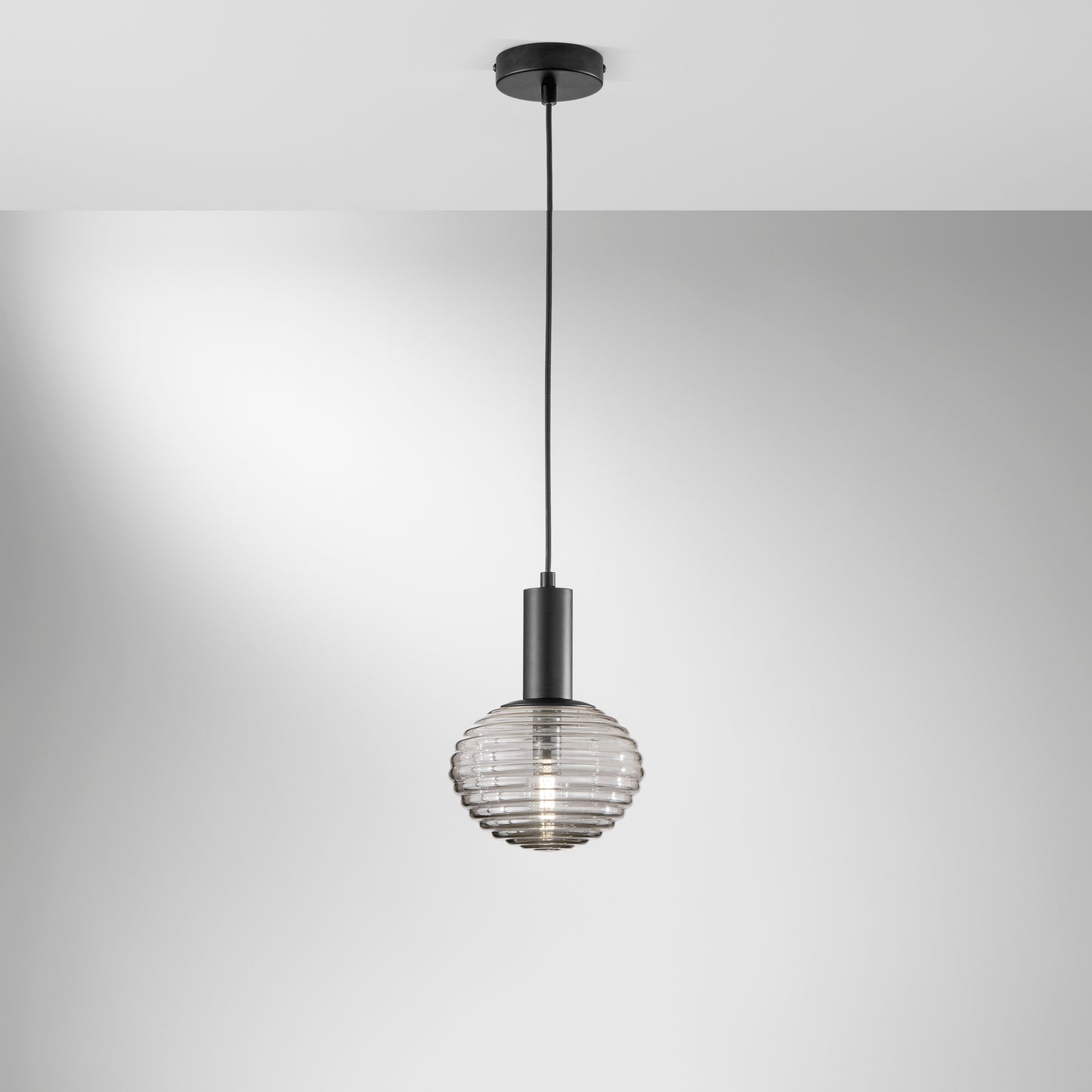 Sospensione RIPPLE in metallo nero e vetro fumè 1 luce Ø 18cm.