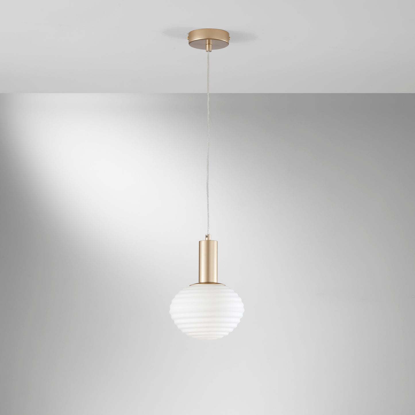 Sospensione RIPPLE in metallo oro e vetro bianco 1 luce Ø 18cm.