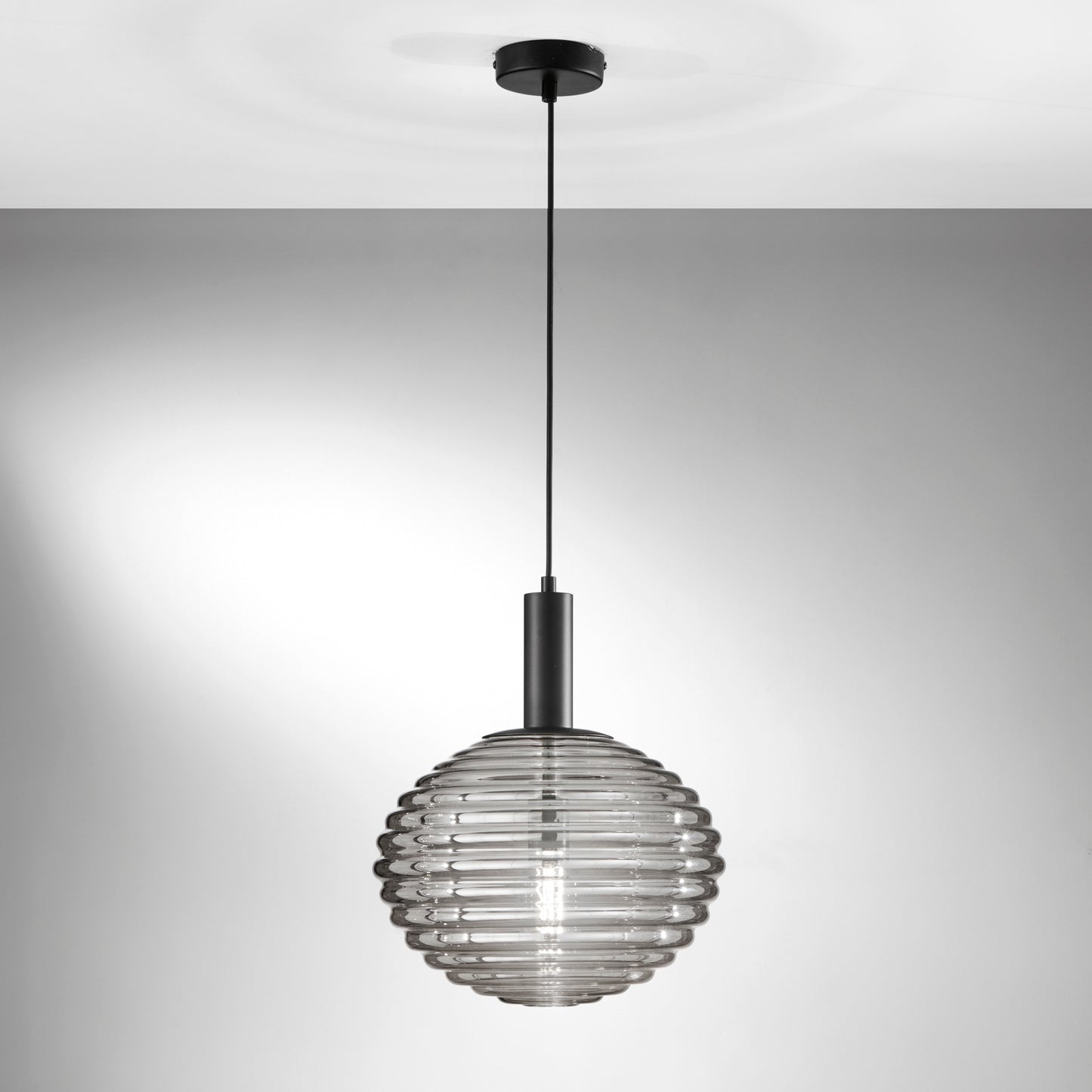 Sospensione RIPPLE in metallo nero e vetro fumè Ø 32cm.