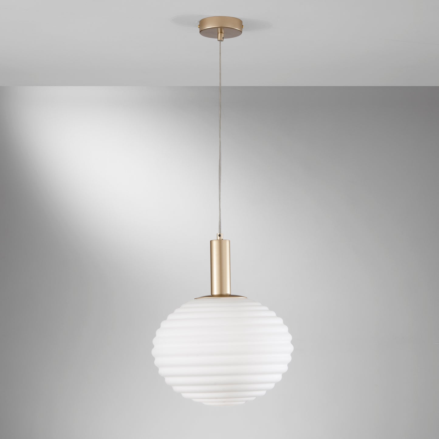 Sospensione RIPPLE in metallo oro e vetro bianco Ø 32cm.