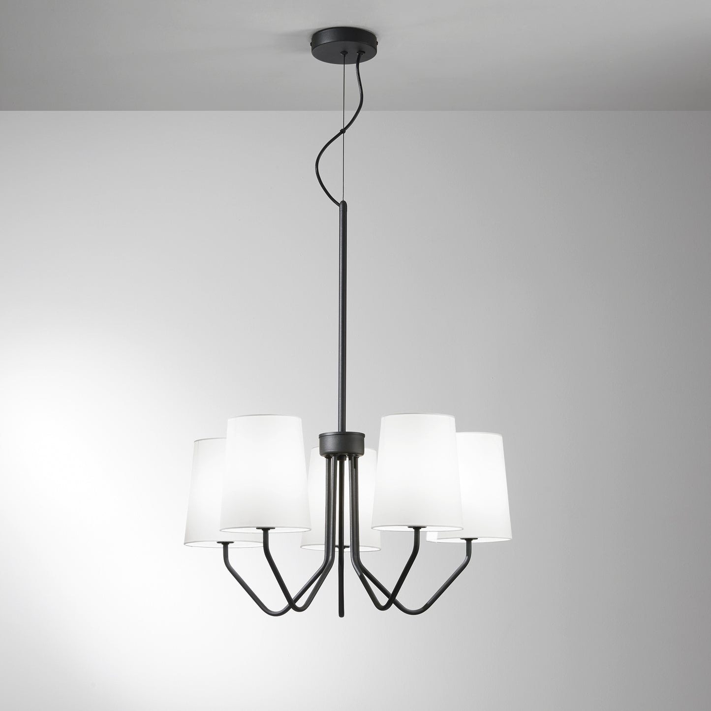 Sospensione SALLY a 5 luci in metallo nero con paralumi in tessuto bianco