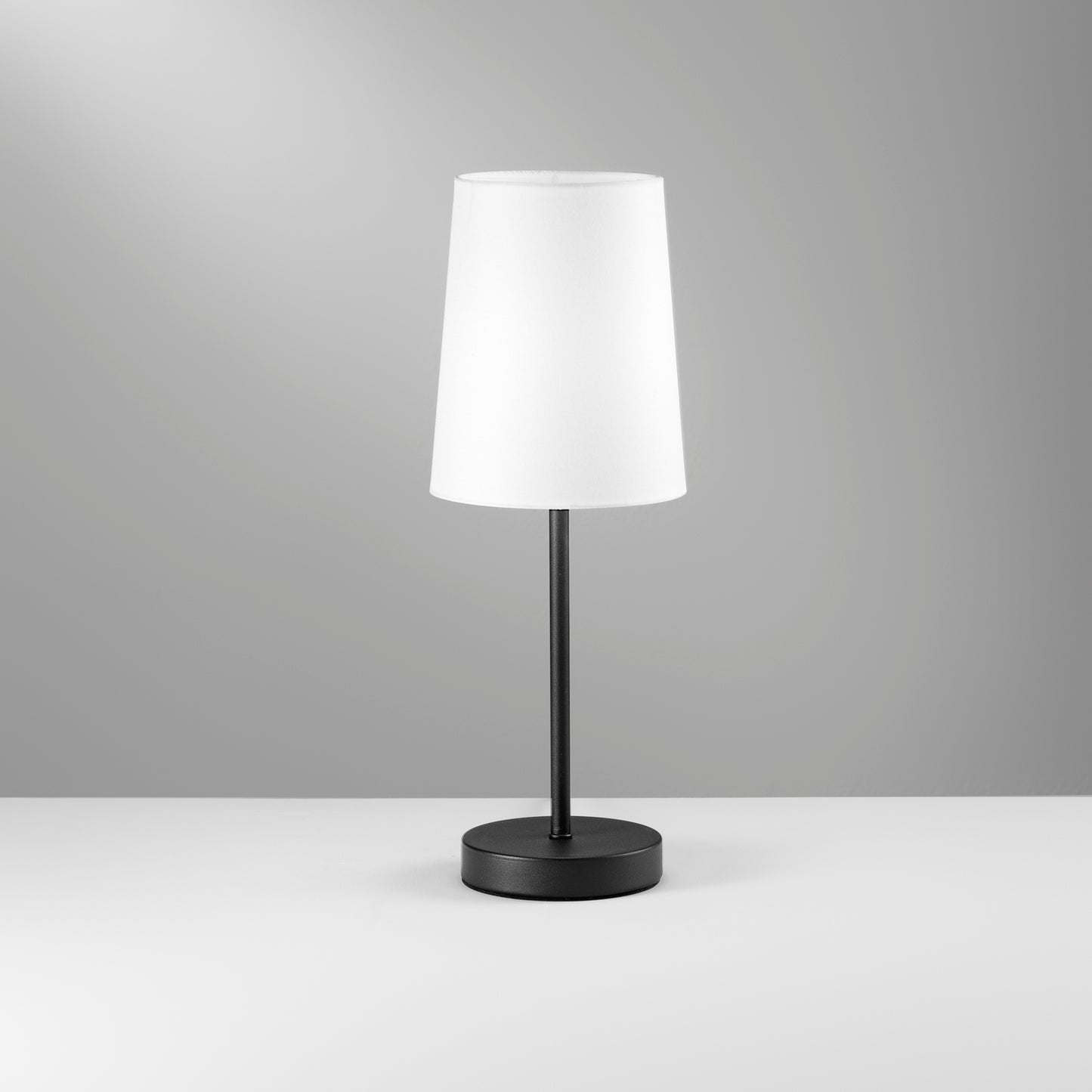 Lampada da tavolo SALLY in metallo nero con paralume in tessuto bianco