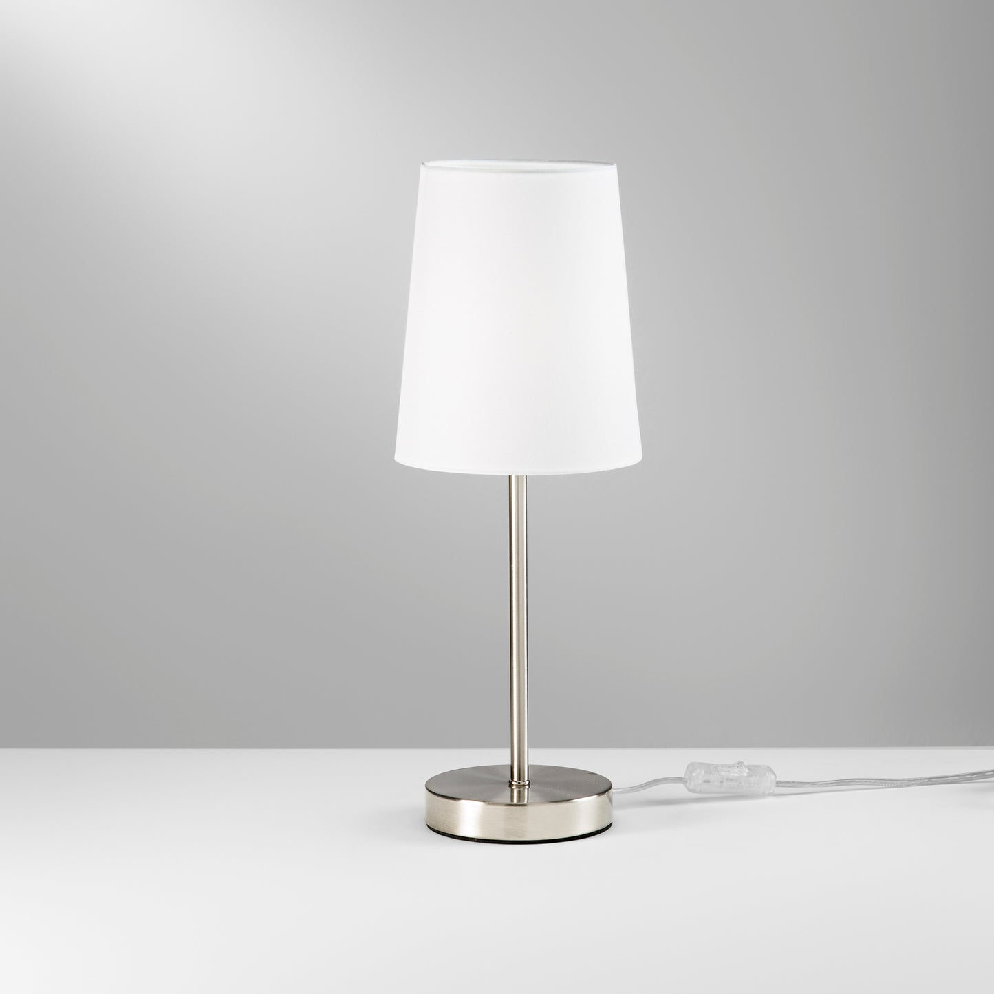 Lampada da tavolo SALLY in metallo nichel con paralume in tessuto bianco