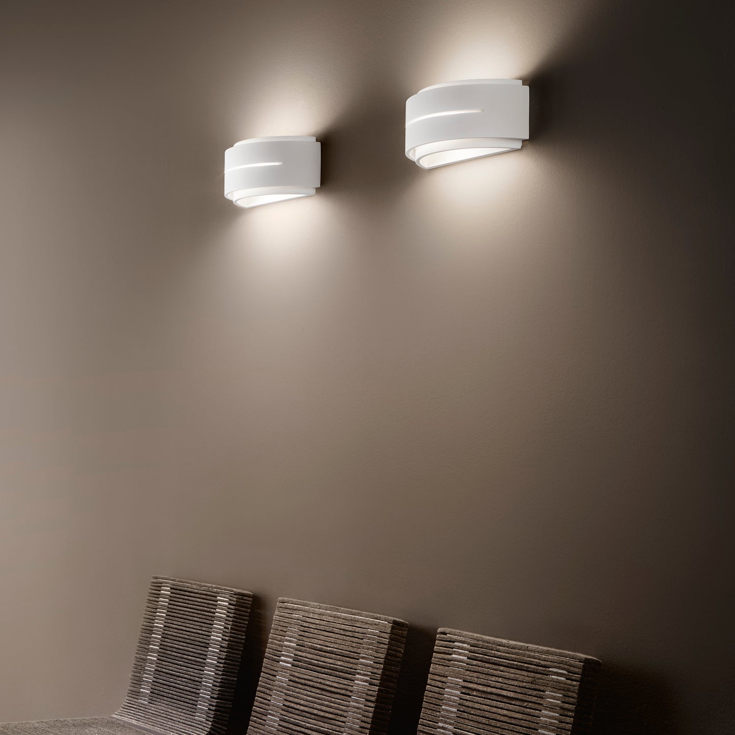 Applique SCOTT in gesso bianco verniciabile con luce biemissione