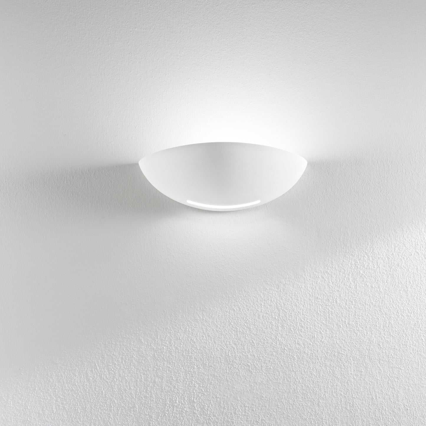 Applique SESTRIERE in gesso bianco verniciabile con luce biemissione