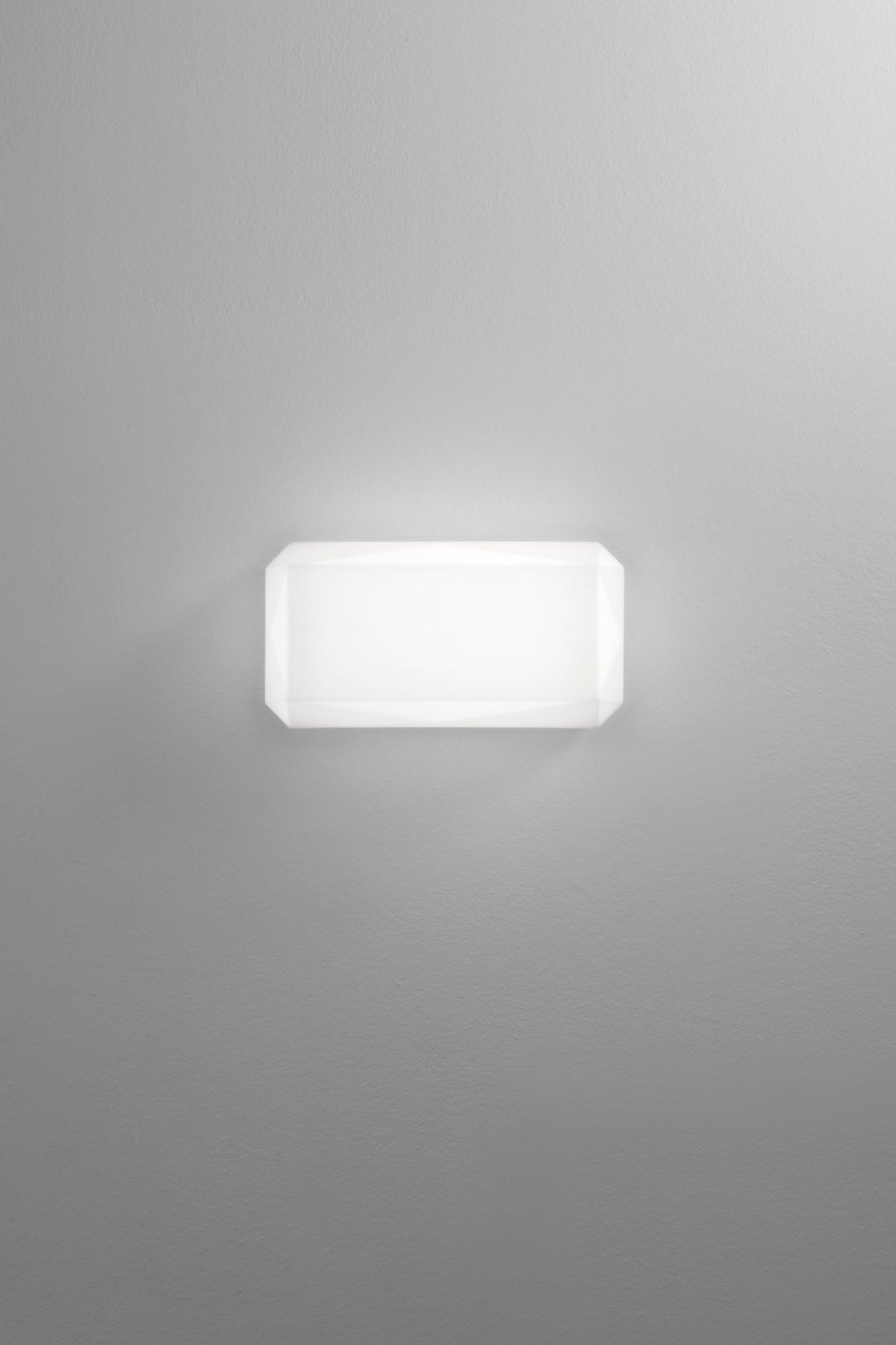 Applique LED SINOPE in vetro bianco satinato, CCT, h15x30cm.