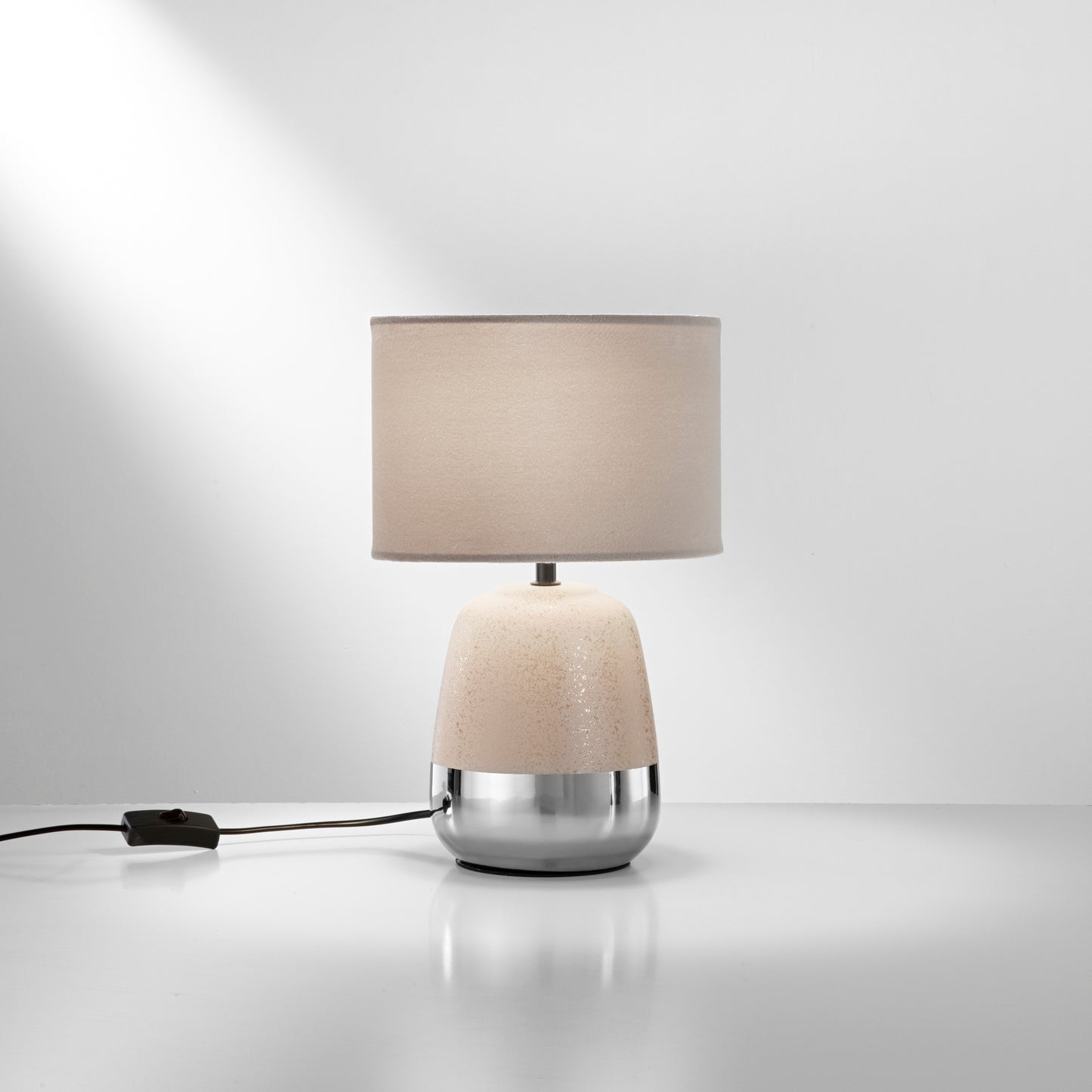 Lampada da tavolo SIOUX in ceramica beige e argento con paralume in tessuto