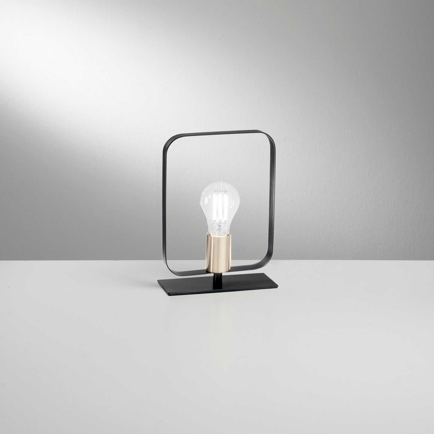 Lampada da tavolo SMITH in metallo nero e oro