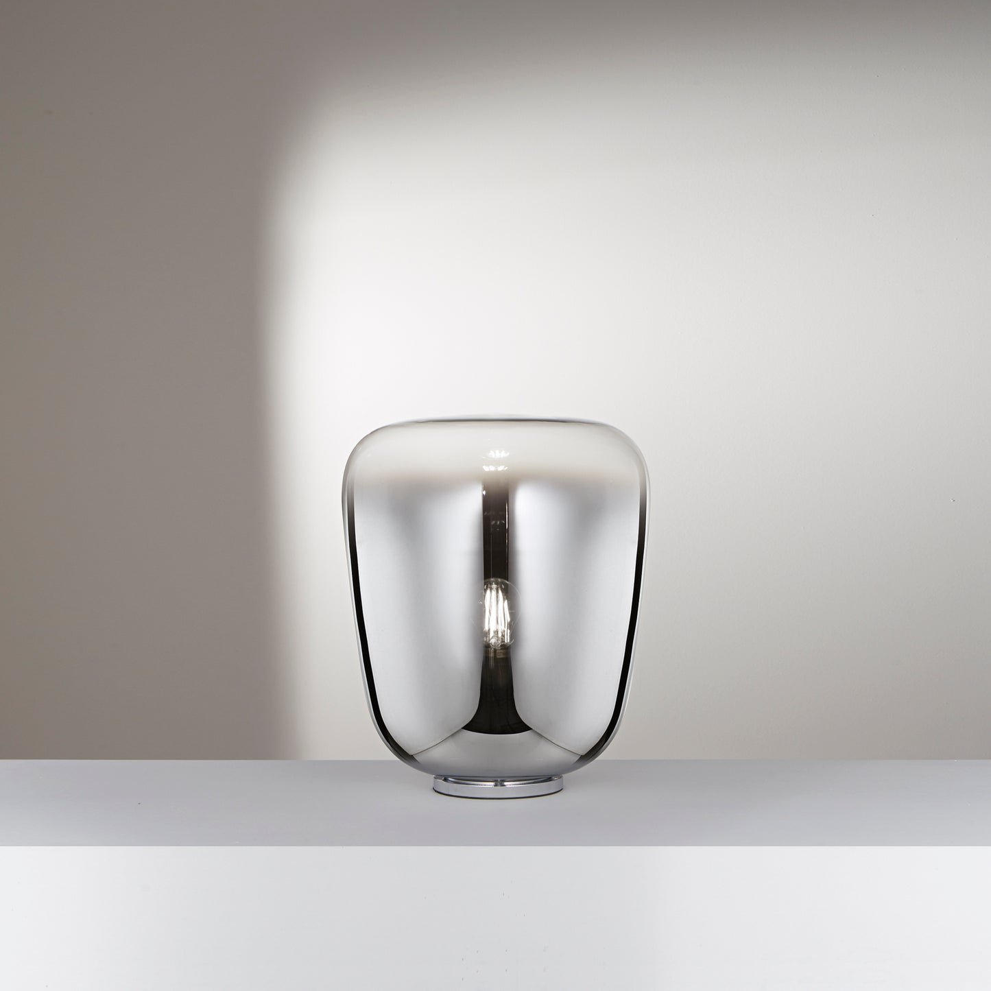 Lampada SMOKE in metallo nero con diffusore in vetro grigio fumè h 39,8cm.