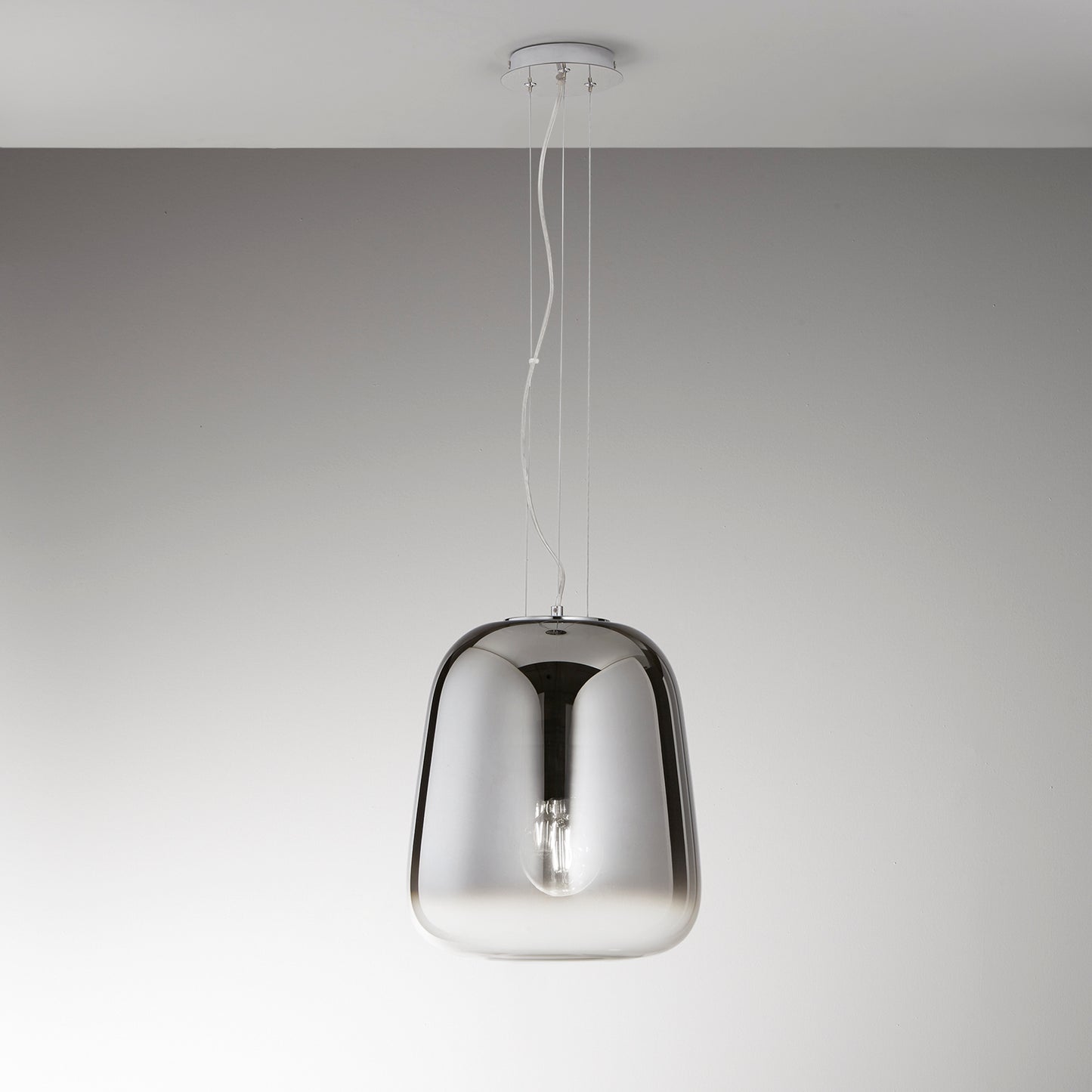 Sospensione SMOKE in metallo nero con 1 diffusore vetro grigio fumè 1 luce Ø 34cm