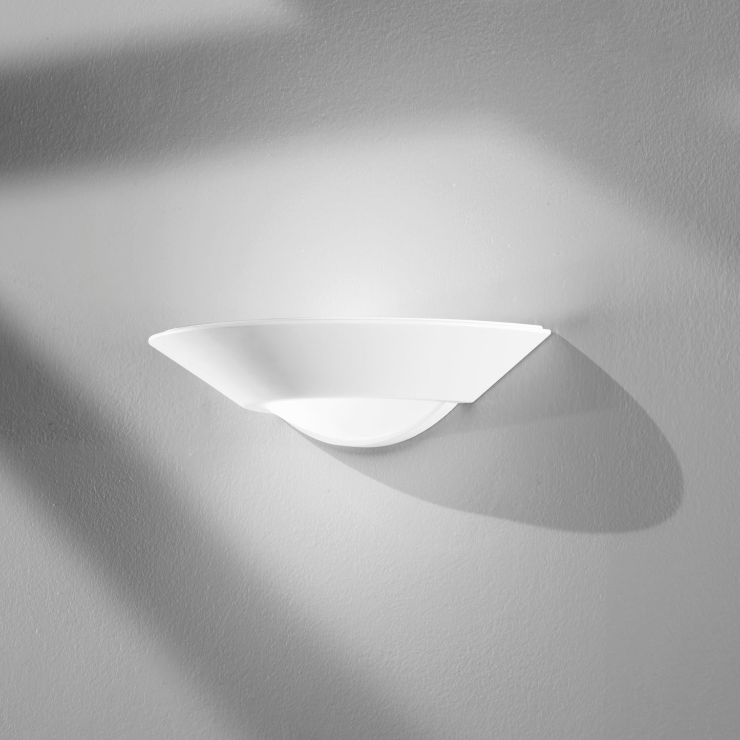 Applique SOLEIL in gesso verniciabile con diffusore in vetro satinato