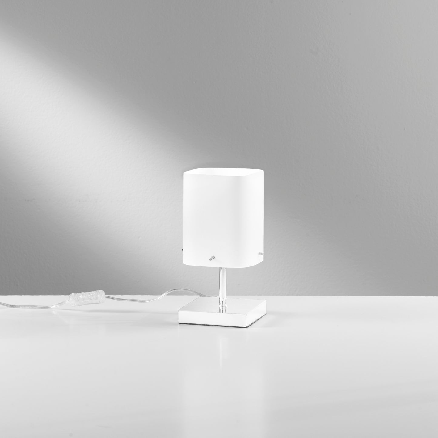 Lampada da tavolo in metallo cromato e diffusore in vetro bianco