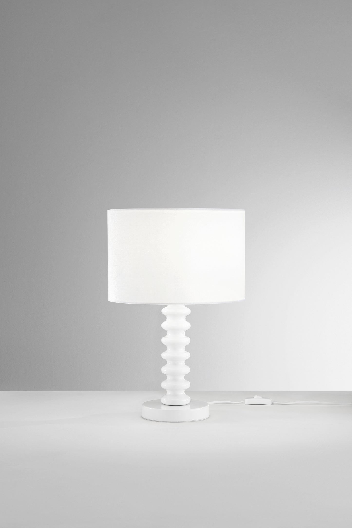Lampada da tavolo SULTAN con base in metallo bianca e paralume in tessuto