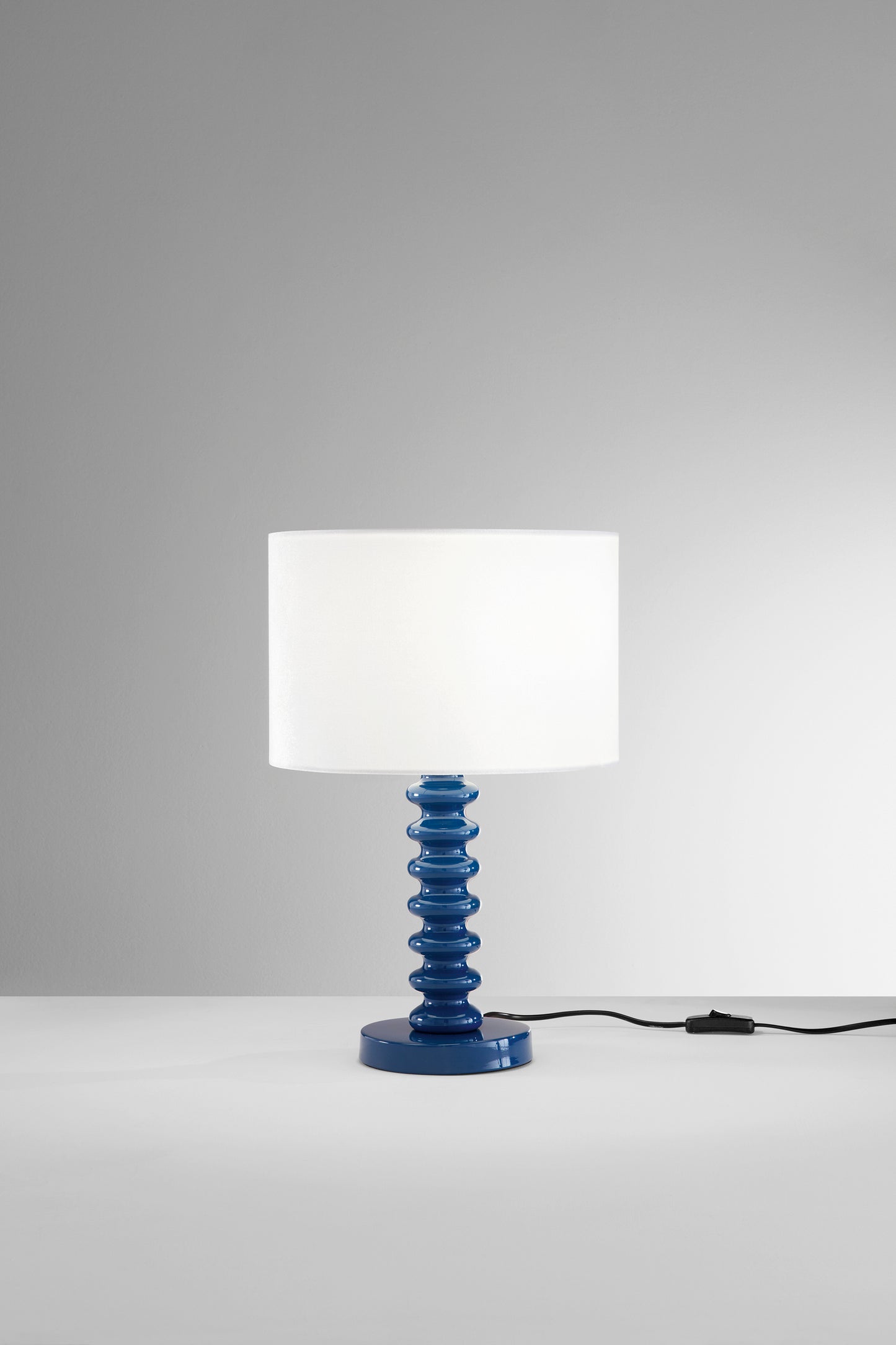 Lampada da tavolo SULTAN con base in metallo blu e paralume in tessuto