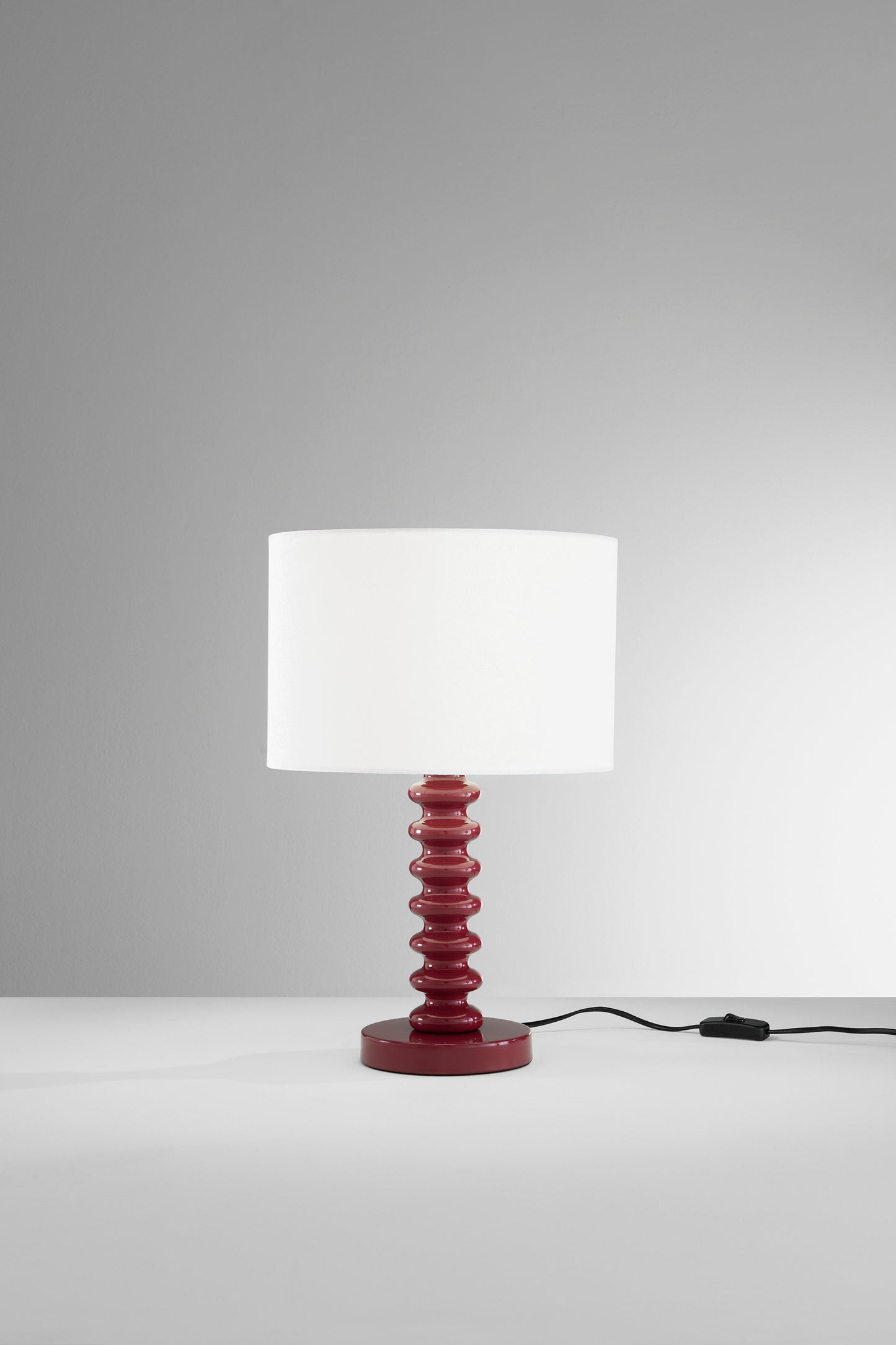 Lampada da tavolo SULTAN con base in metallo rosso e paralume in tessuto