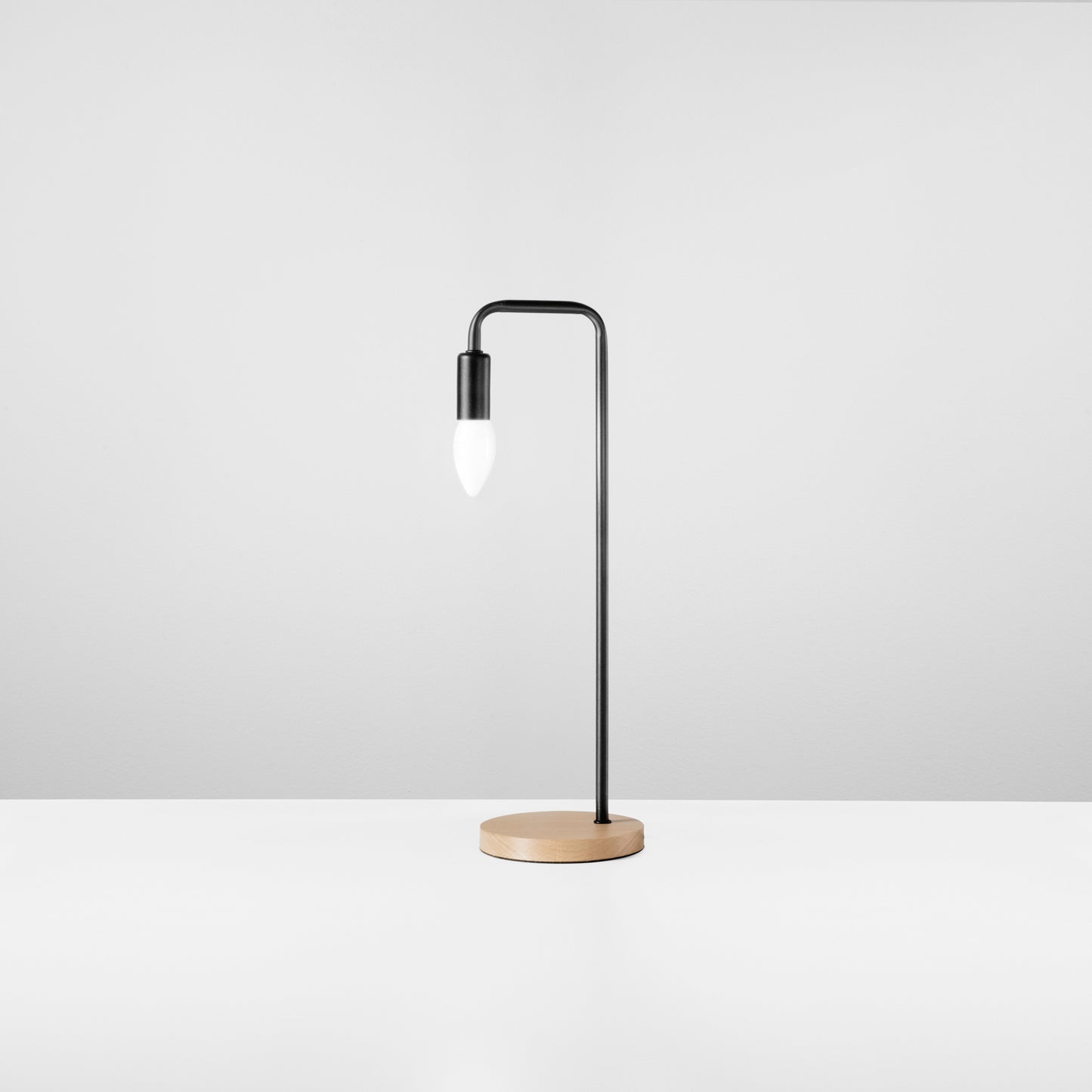 Lampada da tavolo SUSHI in metallo nero con base in legno