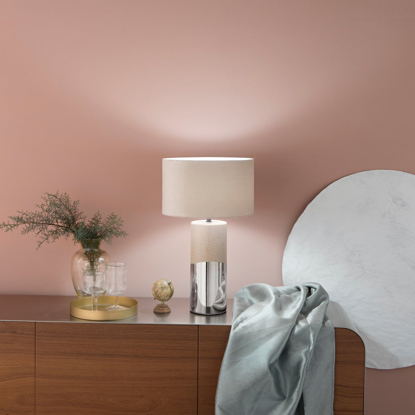 Lampada da tavolo TATAKA base in ceramica marrone con paralume in tessuto 55 cm.