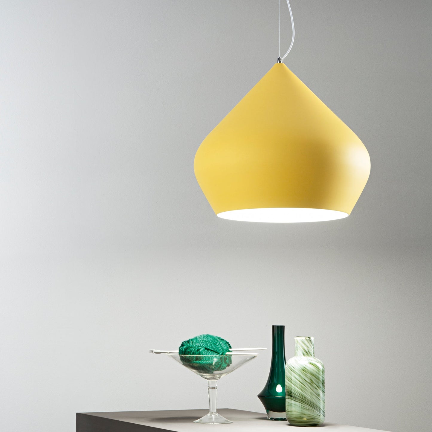 Lampadario a sospensione THOLOS in metallo giallo con interno bianco