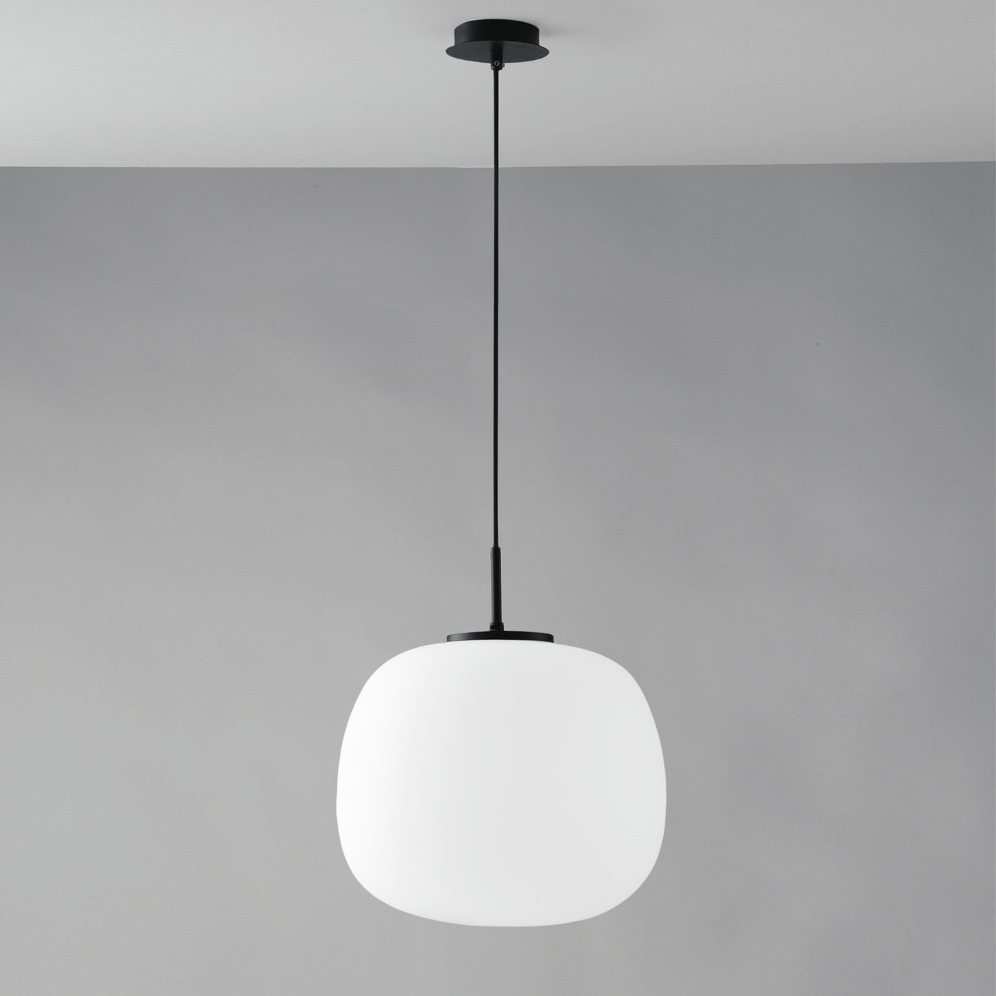 Sospensione TOLOMEO in vetro bianco con struttura in metallo Ø 35cm.