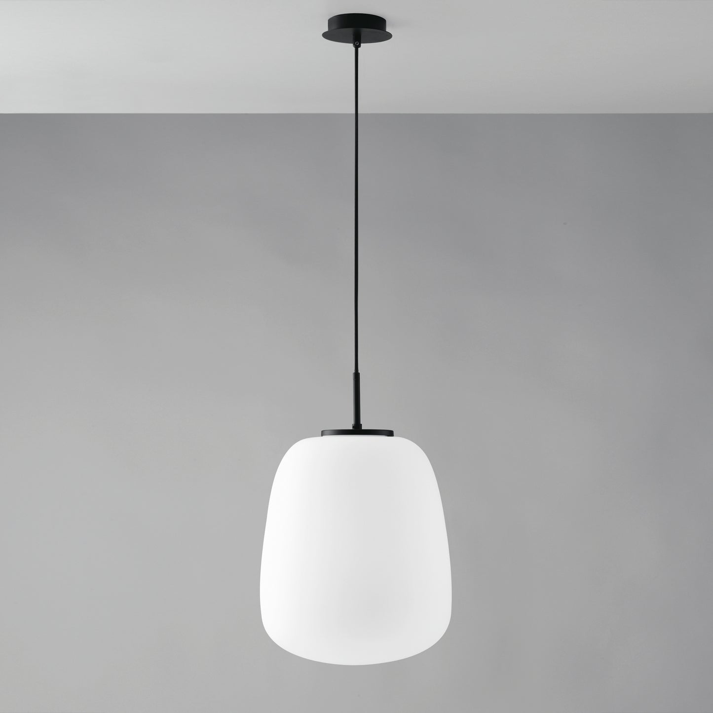 Sospensione TOLOMEO in vetro bianco con struttura in metallo Ø 32cm.