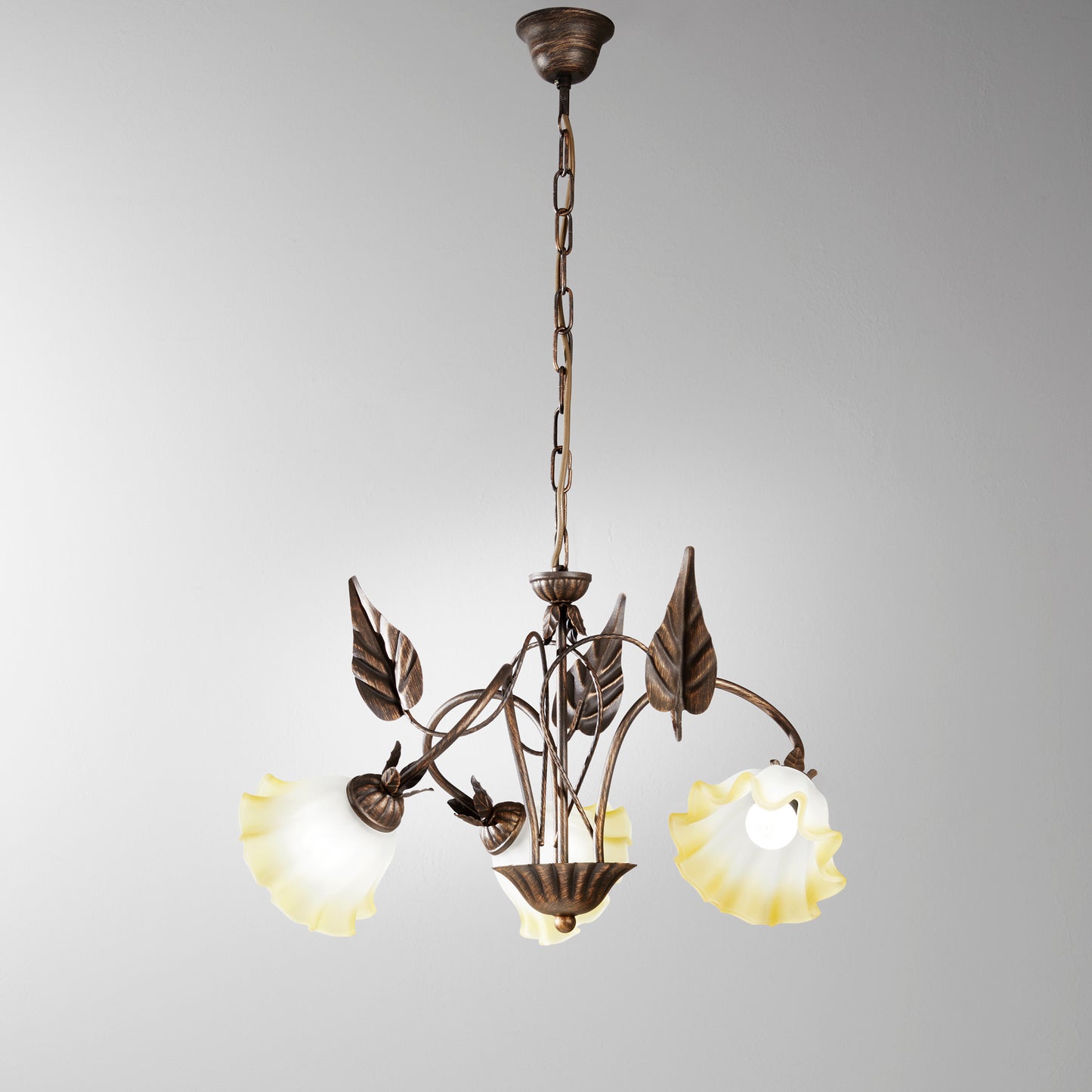 Lampadario TRISTANO in metallo marrone con 3 diffusori in vetro bianco