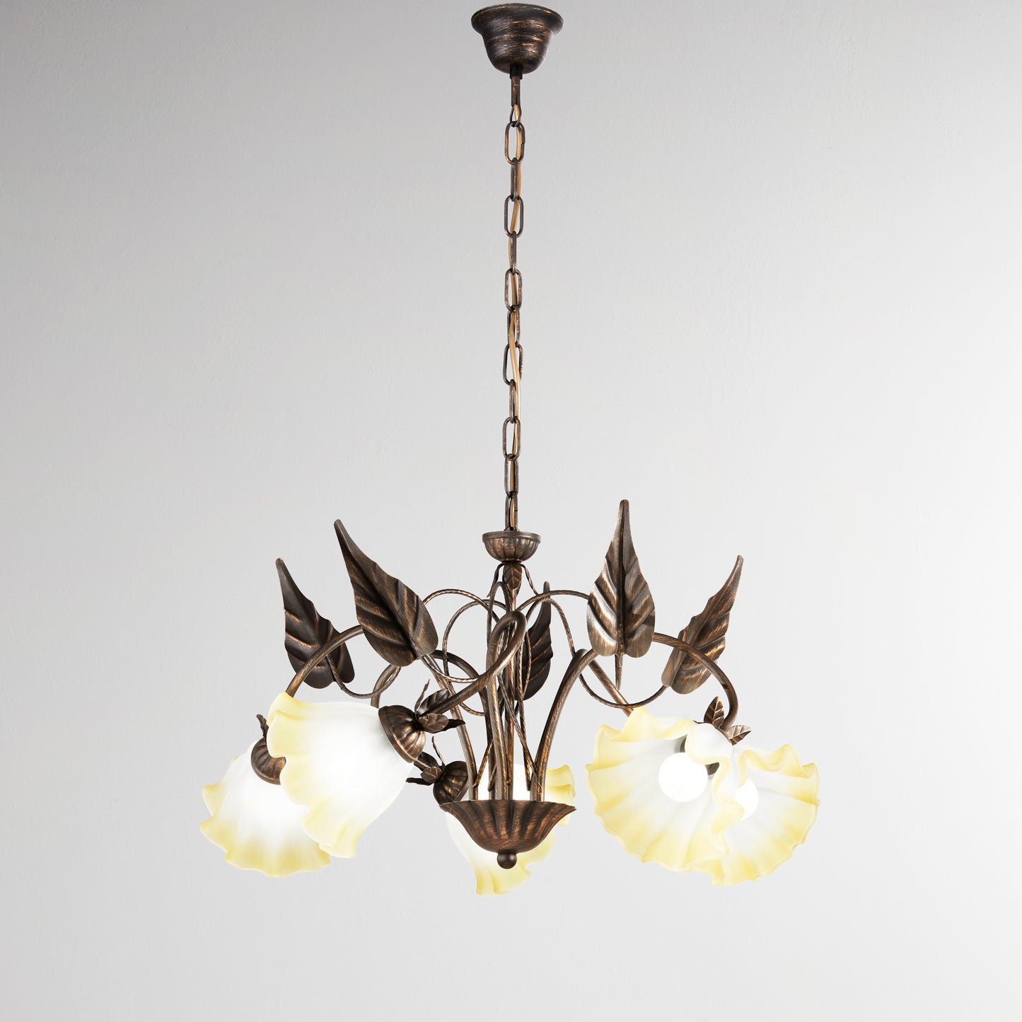 Lampadario TRISTANO in metallo marrone con 5 diffusori in vetro bianco