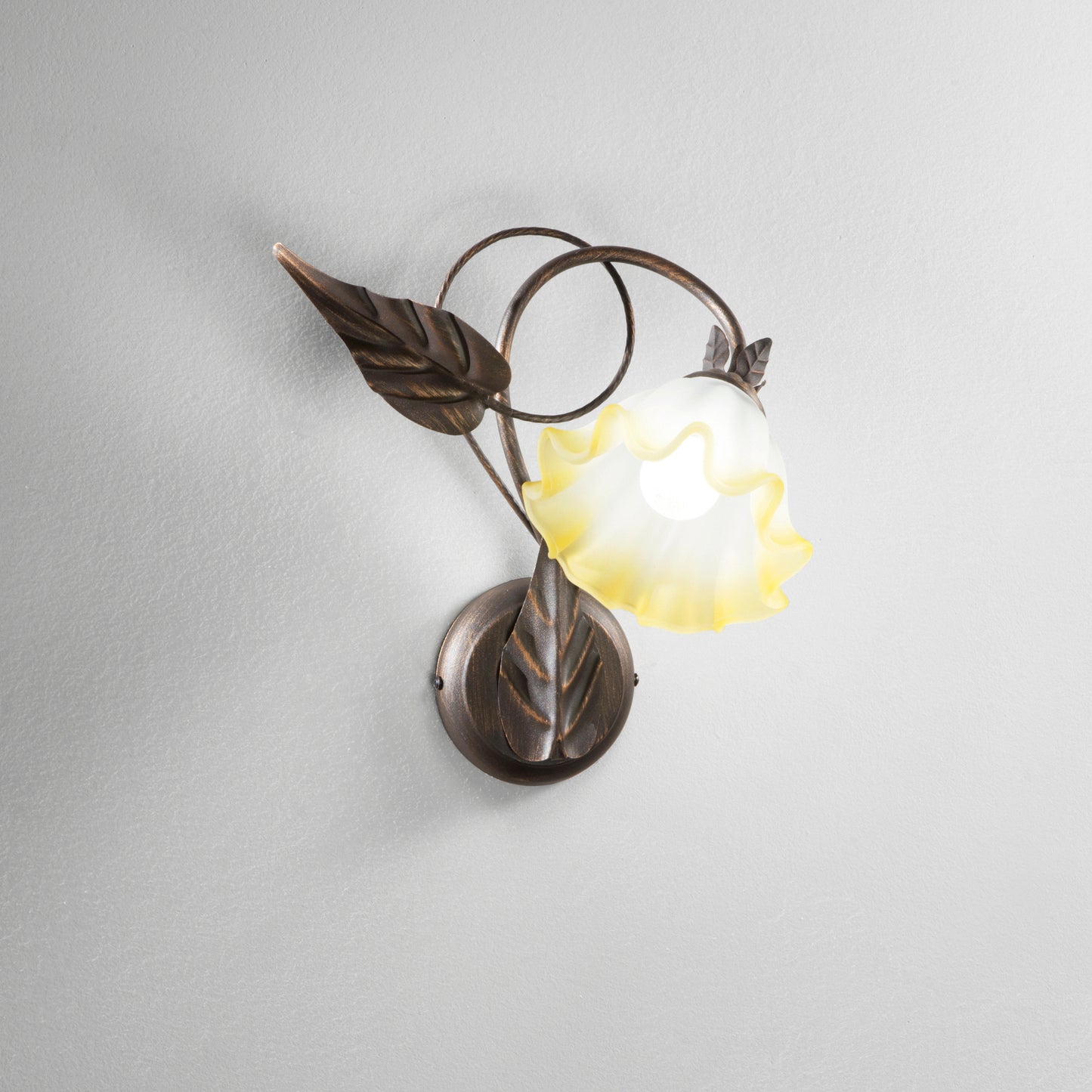 Applique TRISTANO in metallo marrone con diffusore in vetro