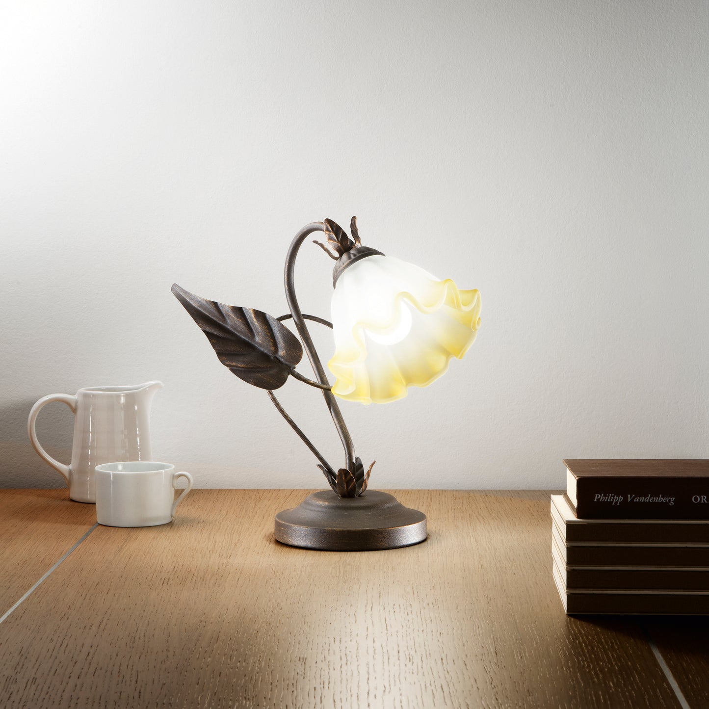 Lampada da tavolo TRISTANO in metallo marrone con diffusore in vetro