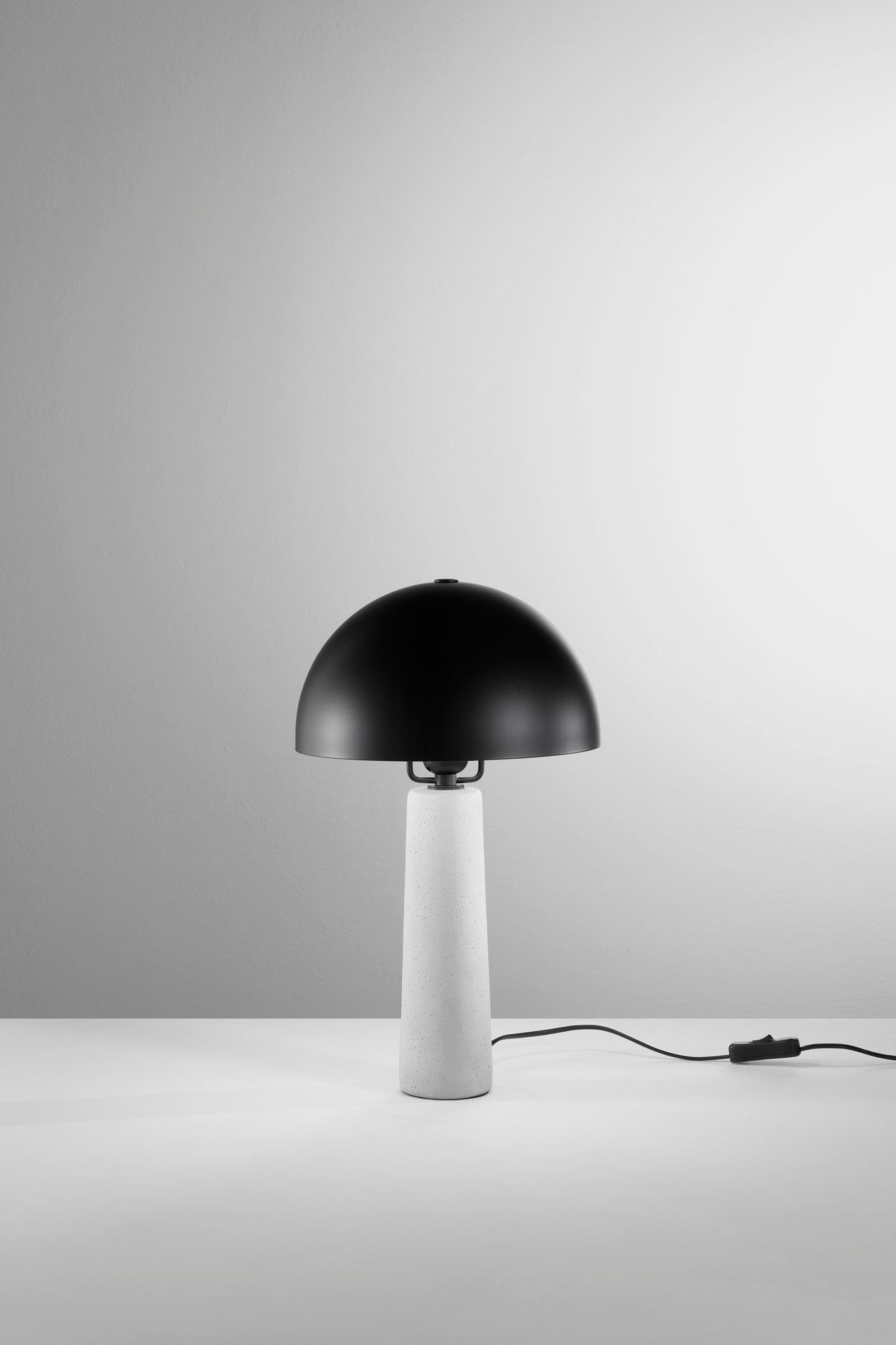 Lampada da terra Vitruvio con paralume in metallo nero e base in cemento