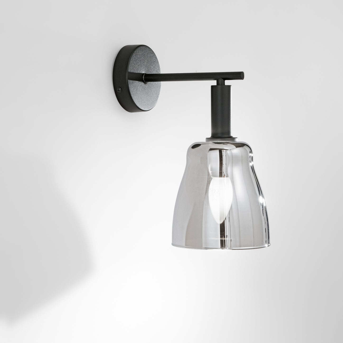Applique WEIZEN con struttura in metallo nero e vetro cromato