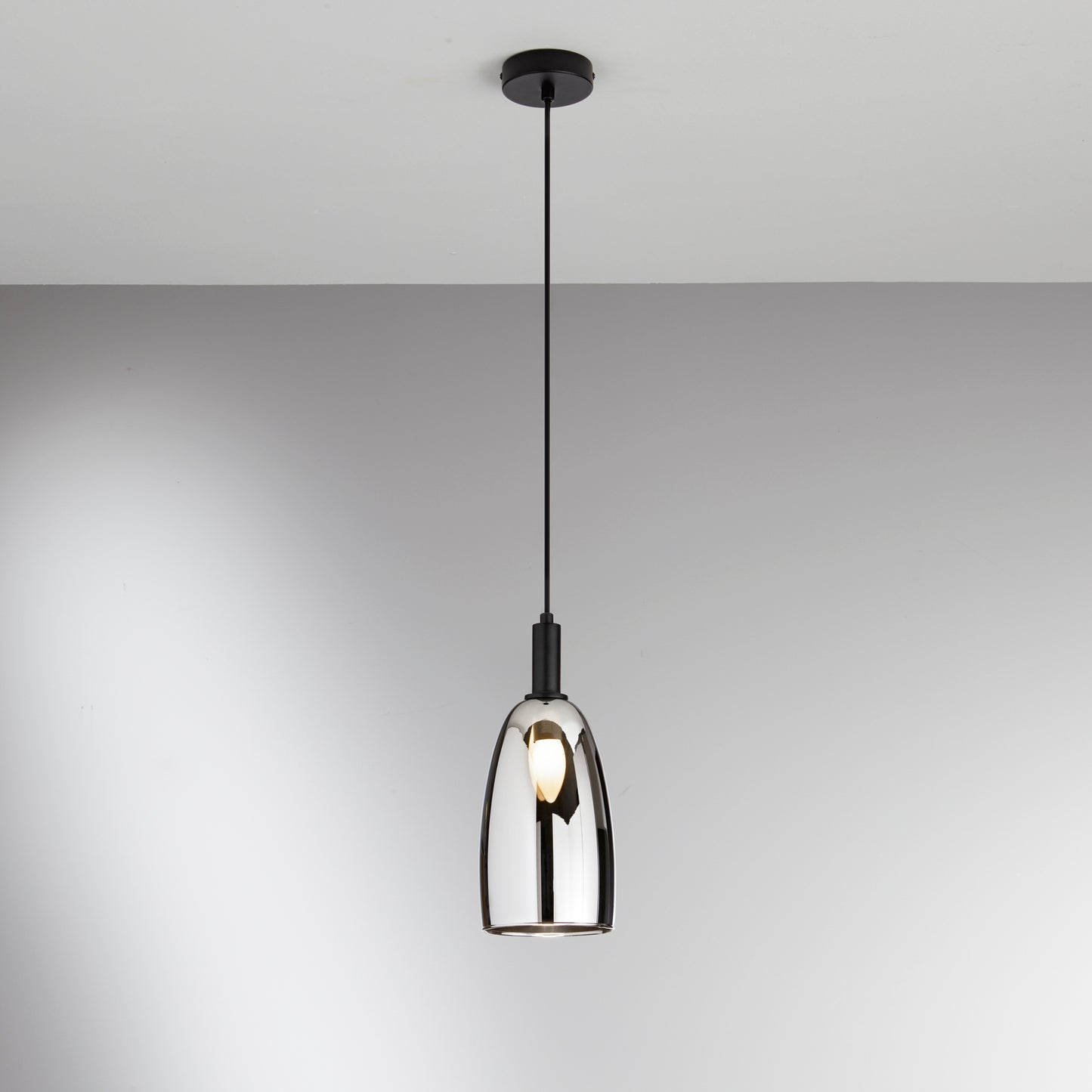 Sospensione WEIZEN 1 luce con struttura in metallo nero e vetro cromato