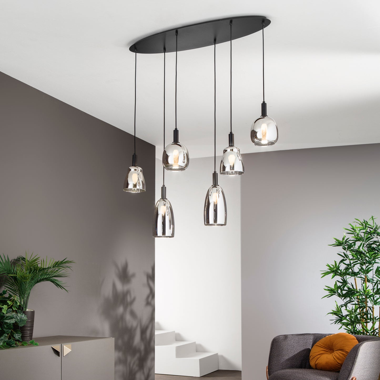 Sospensione WEIZEN 6 luci con struttura in metallo nero e vetro cromato